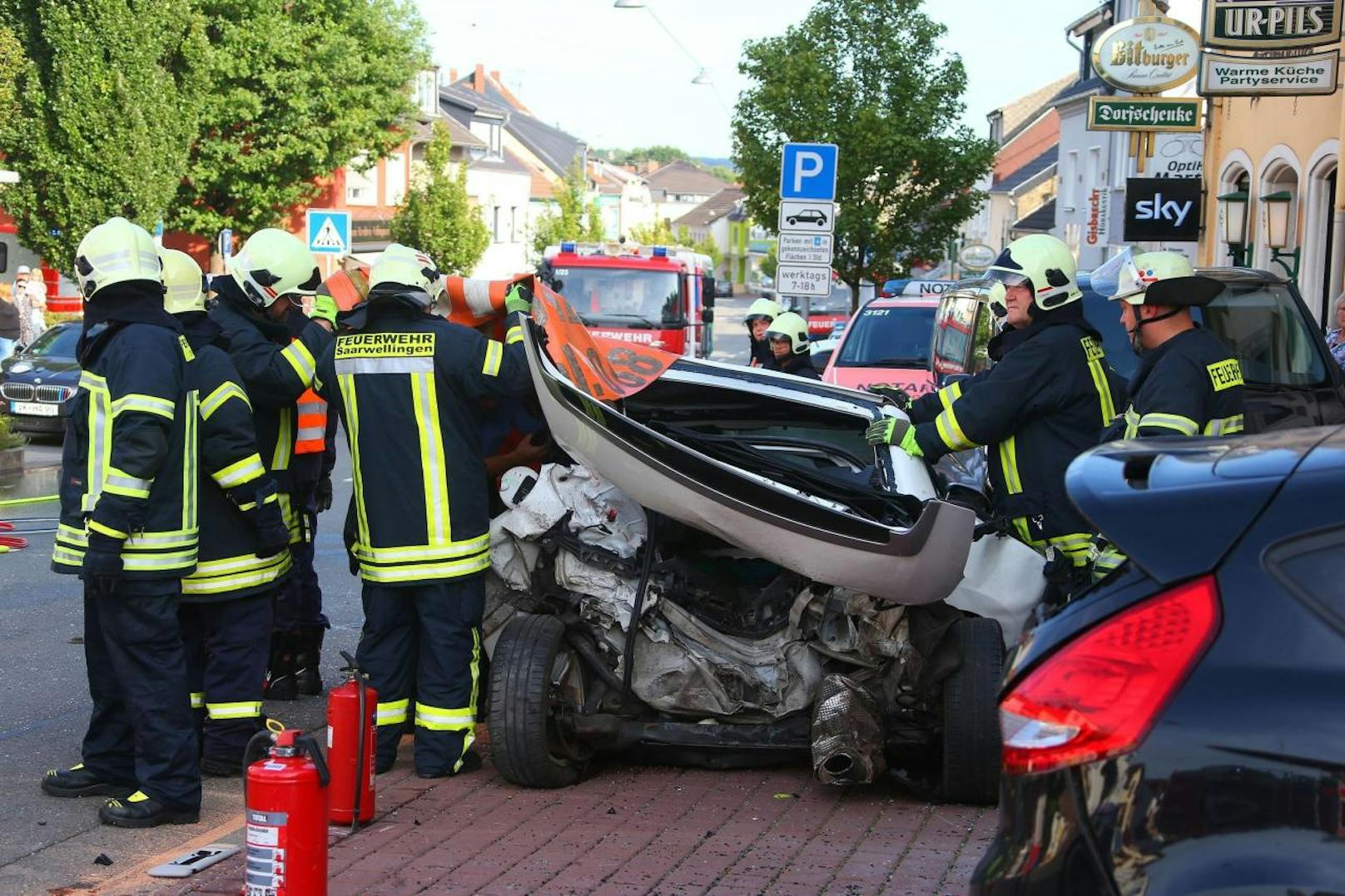 Der furchtbare Unfall in Saarwellingen forderte ein Todesopfer. Fünf weitere Menschen wurden verletzt. (23. August 2017)