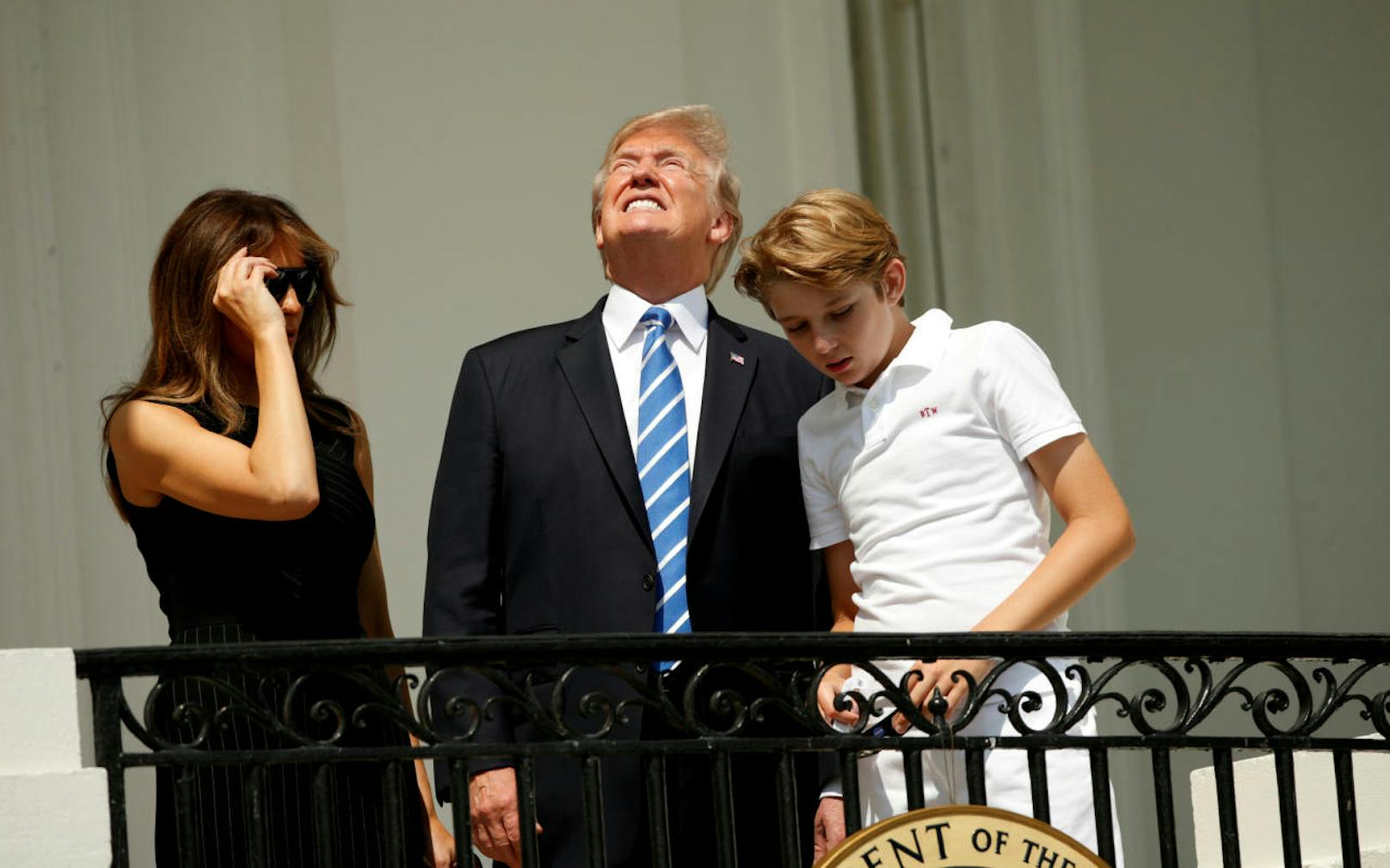 Familie Trump beobachtet die Sonnenfinsternis vom Balkon des Weißen Hauses aus.