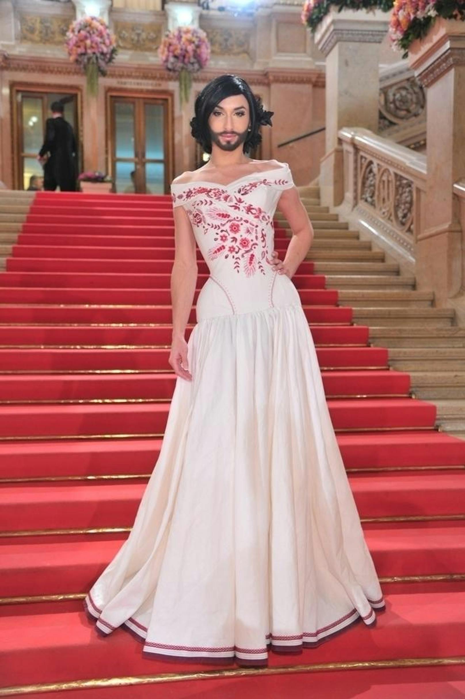 Opernball: Very Ladylike war Conchita Wurst in ihrem Kleid von "Tu Felix Austria by Thomas Kirchgrabner". Diese Taille wünscht sich so manch andere Opernball-Besucherin!