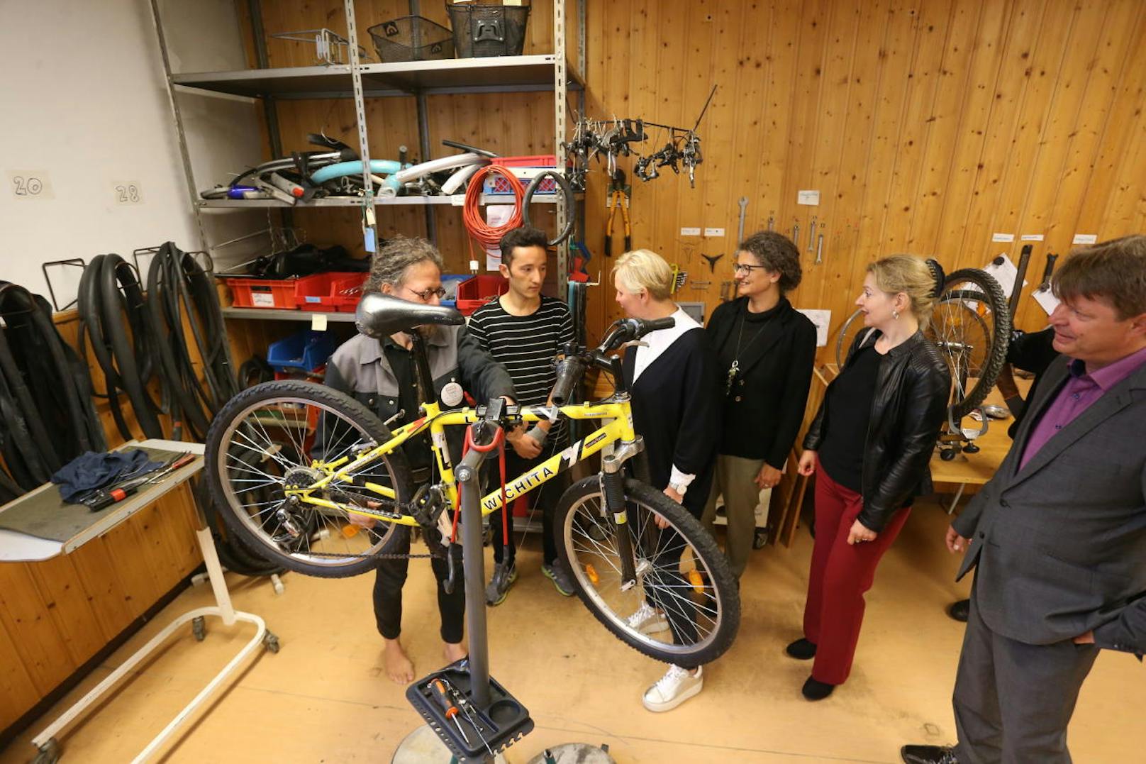 Stadträtin Sandra Frauenberger (Mitte) besuchte die Fahrradwerkstatt im ehemaligen Geriatriezentrum in Hietzing.