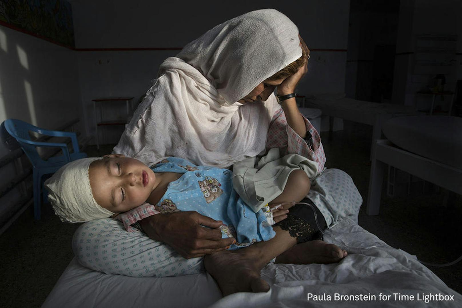 <b>Daily Life - 1. Preis, Singles</b><br>Najiba hält ihren zweijähigen Neffen Shabir in einem Spital in Kabul. Der Bub wurde durch einen Bombenangriff verletzt, seine Schwester wurde dabei getötet. Najiba passt auf ihn auf, während seine Mutter am Begräbnis des Mädchens ist. In Afghanistan ist das Leben jetzt gefährlicher als während der Taliban-Herrschaft, die 2001 endete. In der ersten Hälfte des Jahres 2016 starben 1.600 Leute.