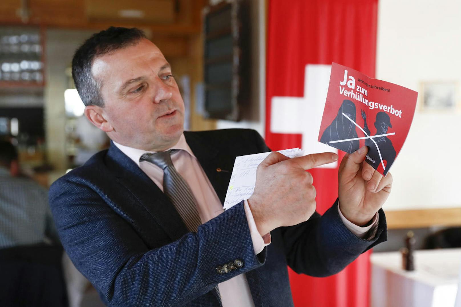 Die Initiative "Ja zum Verhüllungsverbot": Das Komitee um Walter Wobmann, Nationalrat der Schweizer Volkspartei (SVP), hat 100.000 Unterschriften gesammelt.