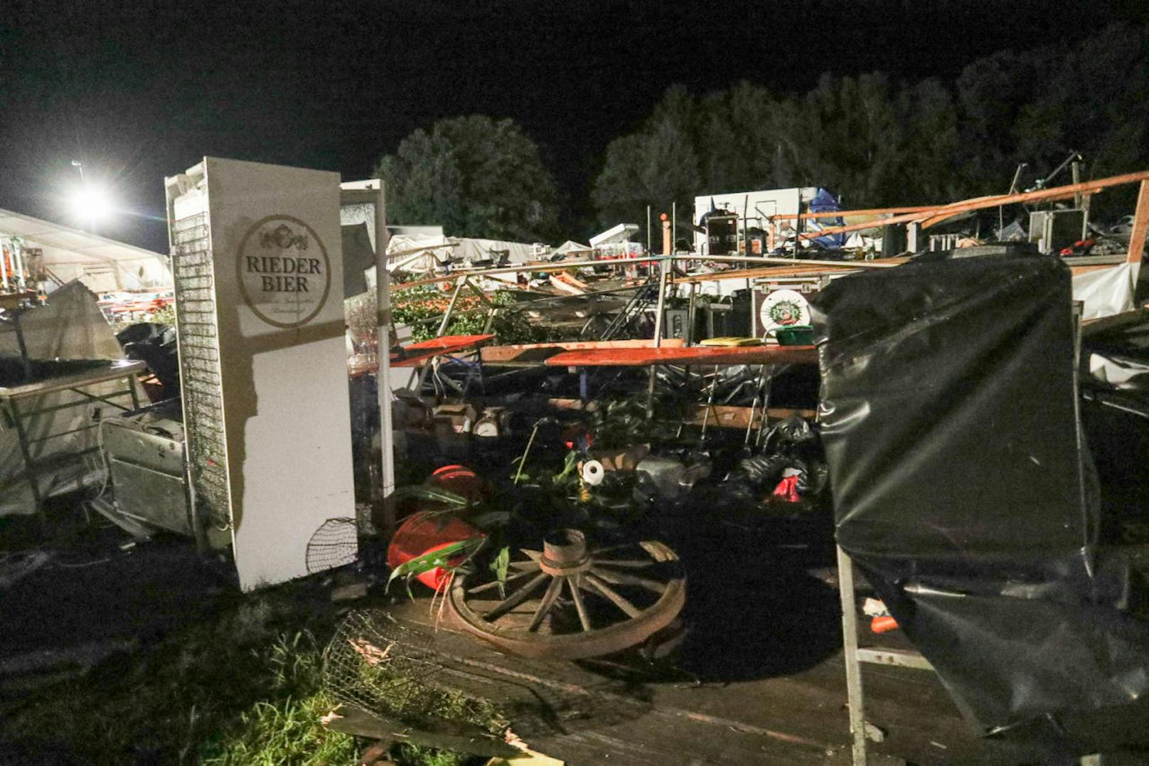 Zum Zeitpunkt des Unglücks hatten sich rund 1.000 Personen am Zeltfest befunden.