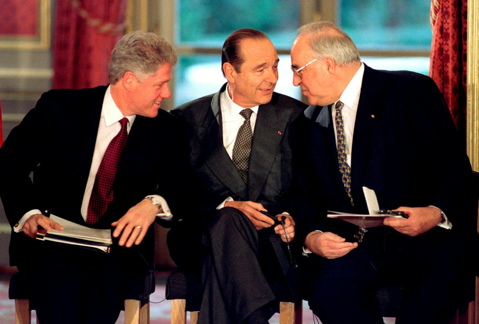U.S.-Präsident Bill Clinton (l.), sein französischer Amtskollege Jacques Chirac (m.) und Helmut Kohl bei der Unterzeichnung des Bosnischen Friedensvertrags im Elysee in Paris (14.12.1995).