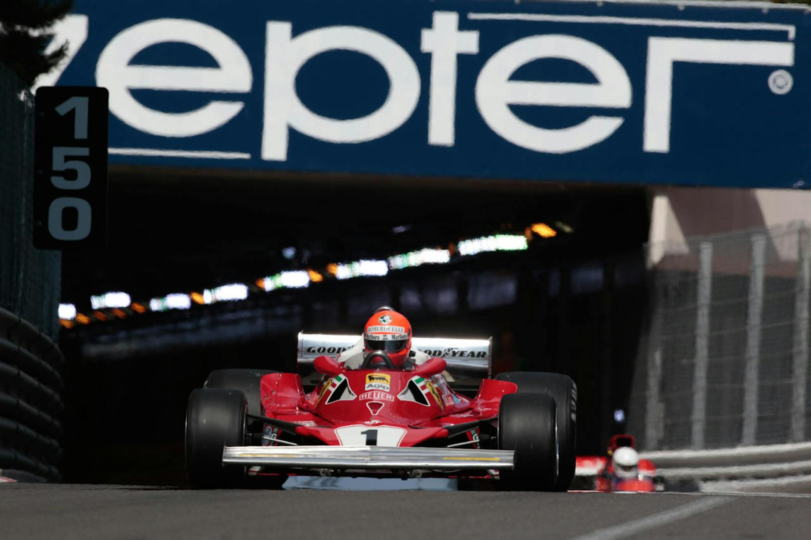 Lauda fuhr auch in den vergangenen Jahren immer noch Legenden-Rennen, hier im Ferrari in Monaco.