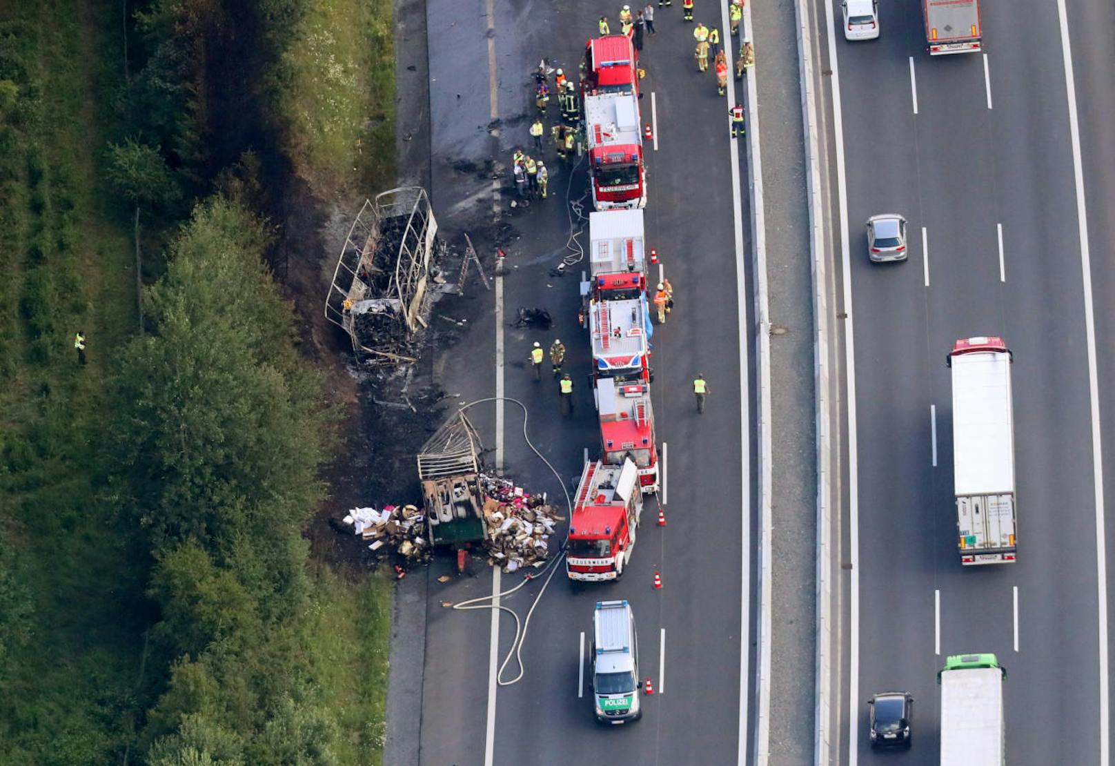 Bei dem schweren Busunglück einer Pensionistengruppe auf der A9 in Bayern hat es 18 Todesopfer gegeben. Dreißig Menschen sind teils schwer verletzt worden.