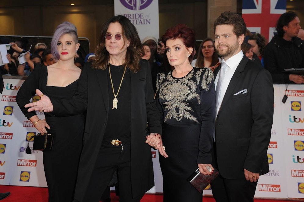 <strong>Ozzy Osbourne</strong> (2.v.l.) mit seiner Frau <strong>Sharon</strong> und den Kindern <strong>Kelly</strong> (li.) und <strong>Jack</strong> (re.). Eine neue Dokumentation enthüllt, welche schrecklichen Ereignisse sich wegen Ozzys Drogenvergangenheit in der Familie abspielten.