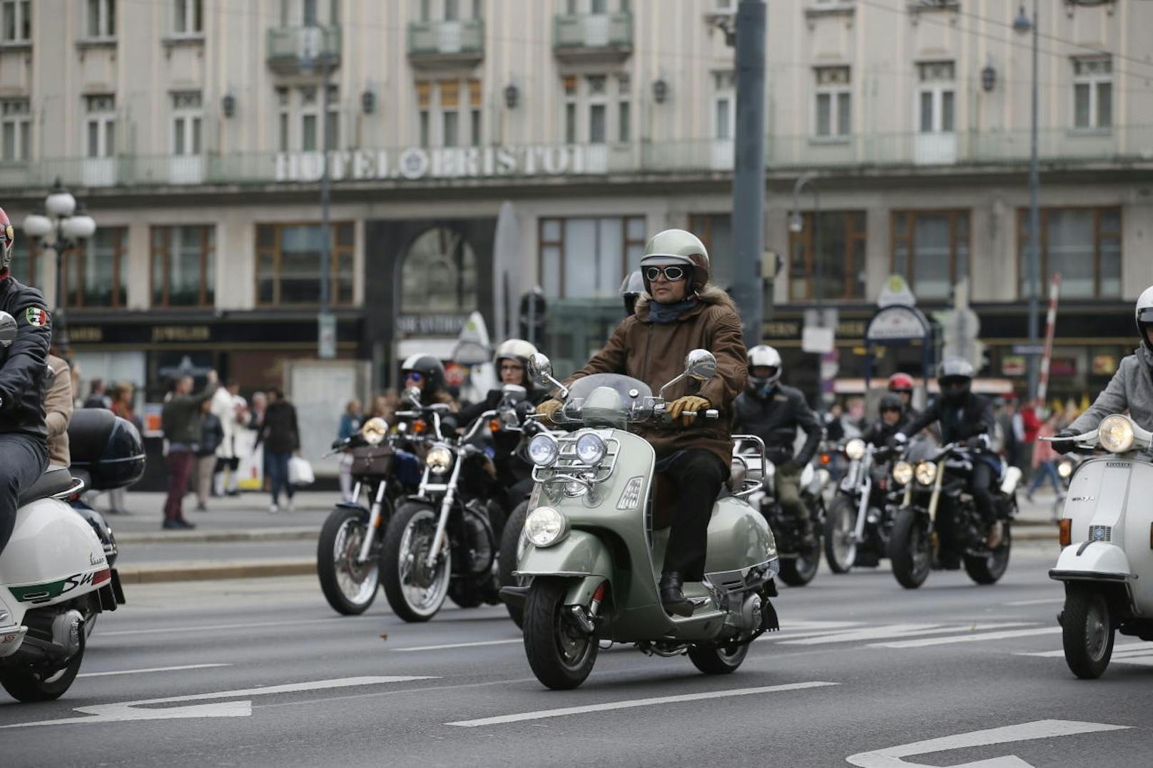 Am Wiener Ring brummten die Biker und Mopdefahrer dann an der Oper vorbei.