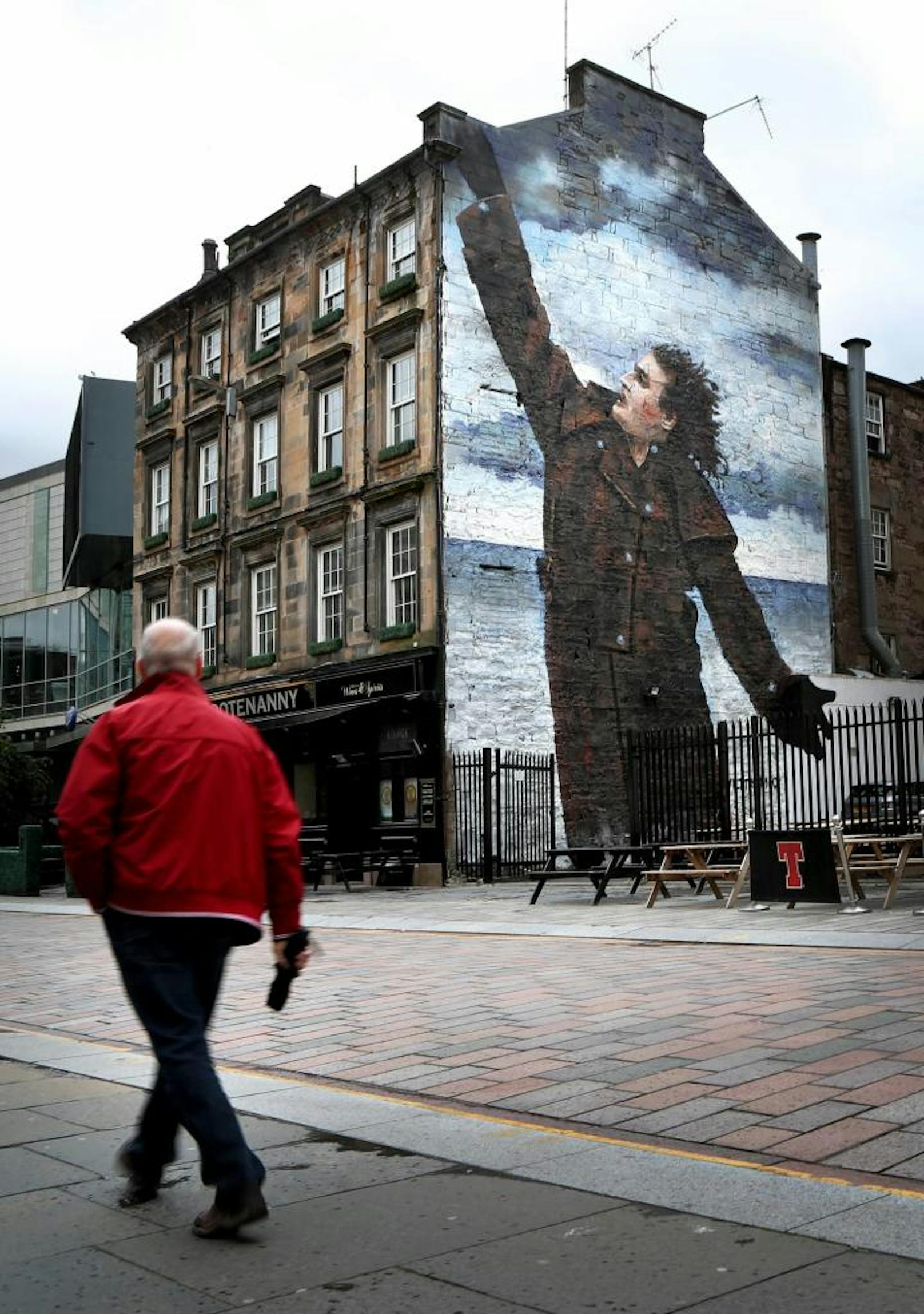 Glasgow ehrt Billy Connolly mit drei riesigen Wandgemälden. Hier die Arbeit von Jack Vettriano.