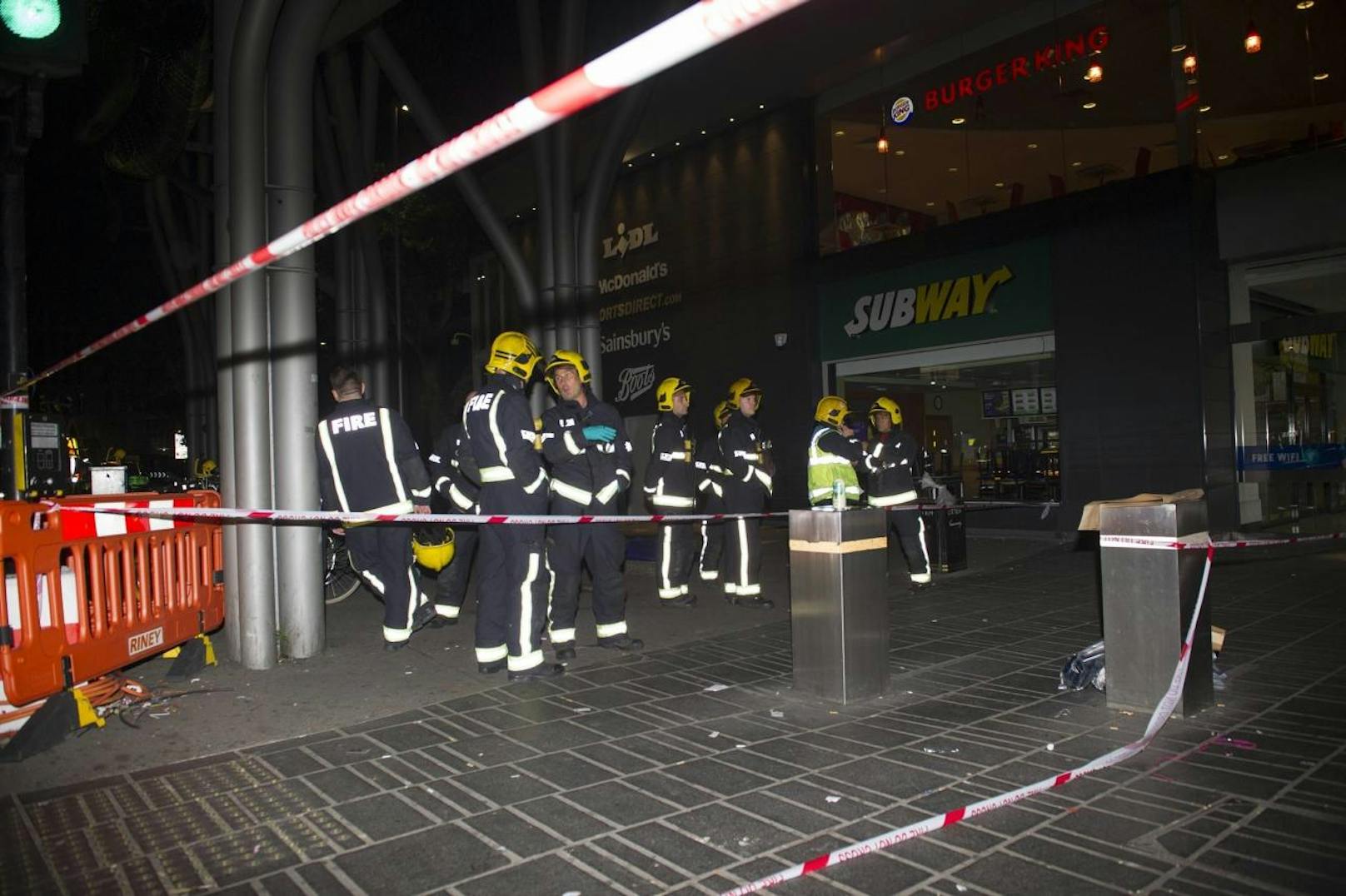 Unbekannte attackierten mehrere Personen im Londoner Stratford Einkaufszentrum mit Säure. 