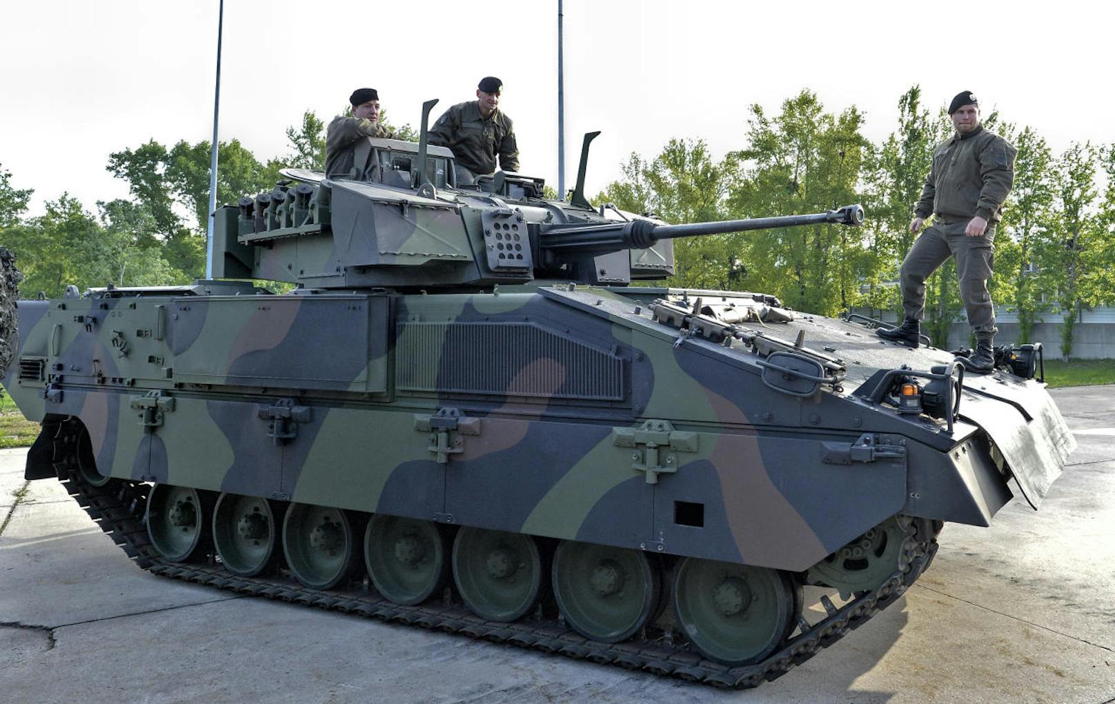 Soldaten auf einem Panzer am Freitag, 21. April 2017auf dem Werksgelände von General Dynamics European Land Systems Steyr in Wien-Simmering.