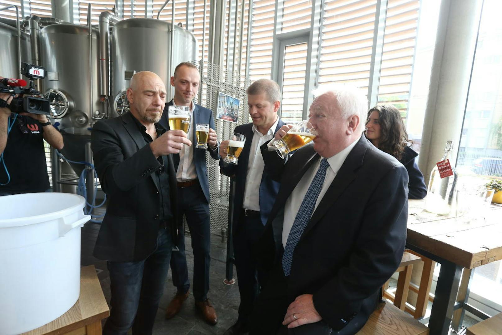 Zum Wohl! Bürgermeister Michael Häupl (rechts) verkostete das neue "Inselbier".