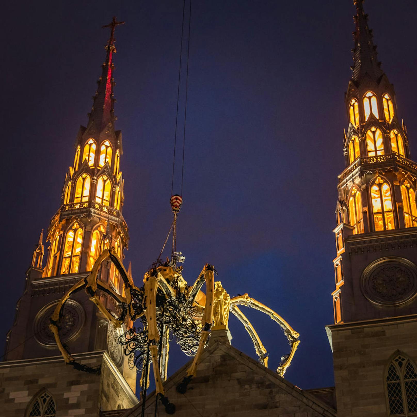 Riesenspinne (Roboter) in Ottawa auf der Notre Dame Kathedrale_2