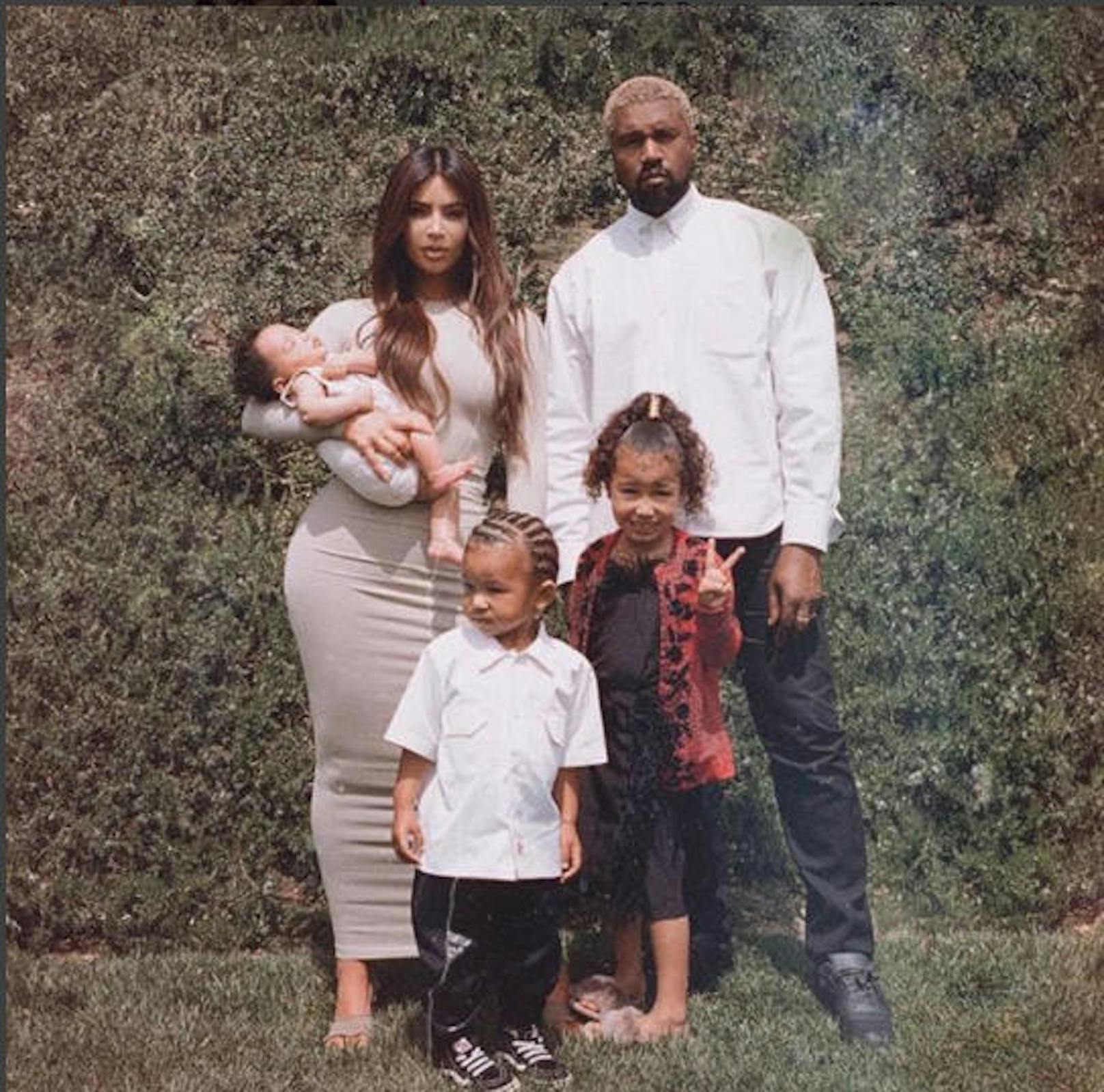 Von der Selfie-Queen zur Mutter: Eines der seltenen Familienfotos, die Kim Kardashian auf Instagram teilte. Nachher weinten ihre Kinder North, Saint und Chicago - und sie auch.