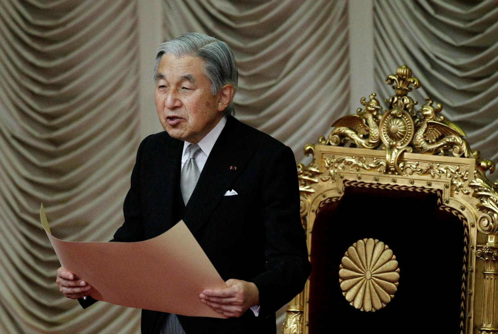 Im Gegensatz zu seinen Vorgängern ist Akihito der erste Tenno, der offiziell nicht mehr den gottähnlichen Status eines himmlischen Herrschers und Nachfahren der Sonnengöttin Amaterasu innehat. Er gilt laut Verfassung als einendes Staatssymbol Japans, jedoch nicht als Staatsoberhaupt.
