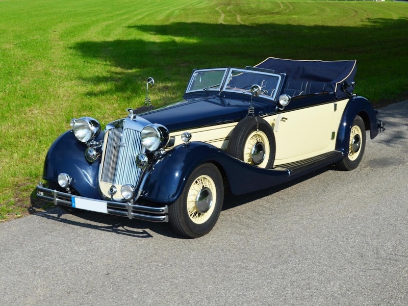 <b>1938 Horch 853 Sportcabriolet:</b> Das vollständig restauriert, mit einem Schätzwert von 370.000 bis 470.000 Euro, ging mit 495.800 Euro an einen Saalbieter.