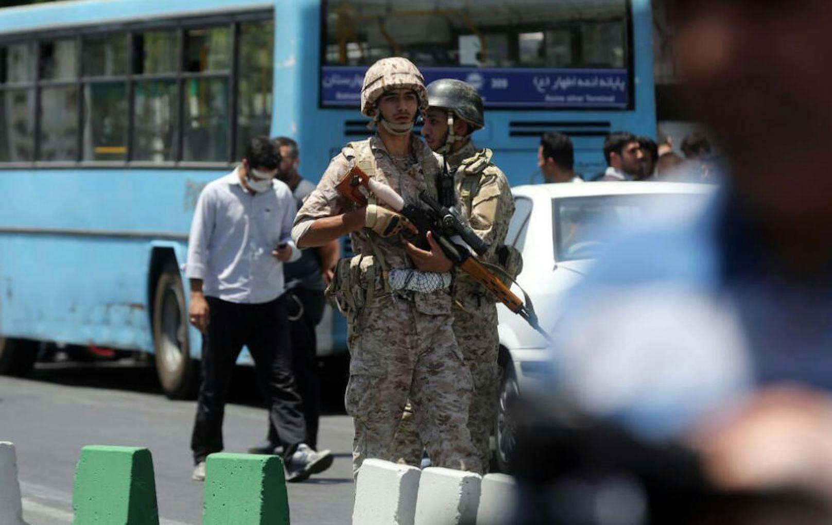 Bei Terroranschlägen auf das iranische Parlament und das Mausoleum von Ayatholla Khomeini sind mindestens zwölf Menschen getötet und mehr als vierzig verletzt worden.