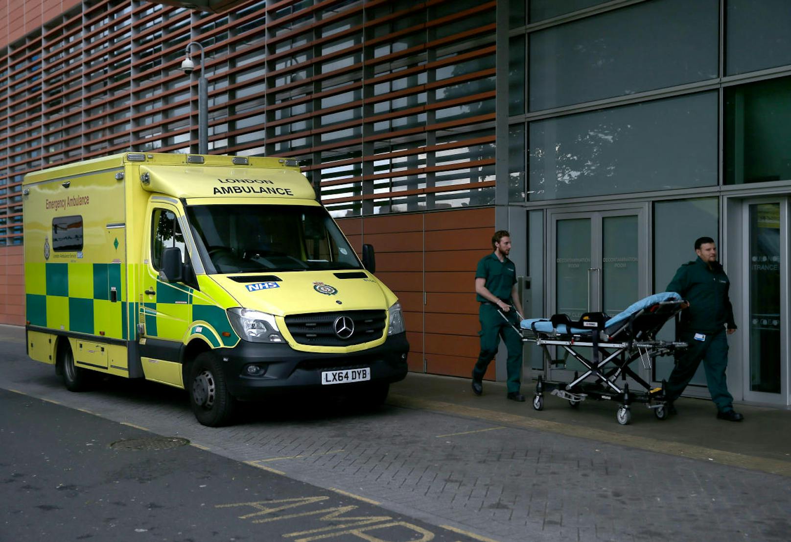 Engpässe wegen Cyber-Angriff: Eine Krankenwagen vor der Notaufnahme eines Spitals in London.