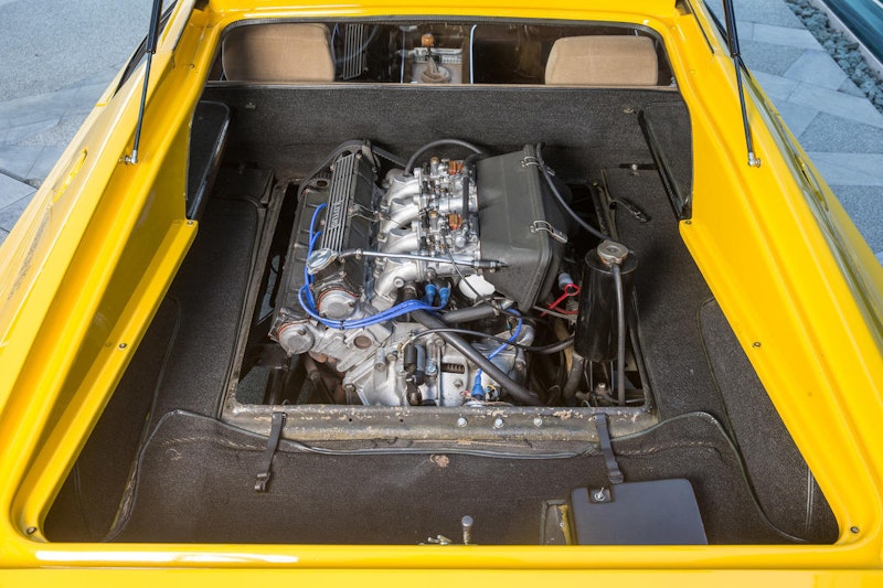 Zwei Liter Hubraum, vier Zylinder, zwei oben liegende Nockenwellen, 16 Ventile und 150 PS stecken im Heck des Lotus Esprit S1 von 1978.
