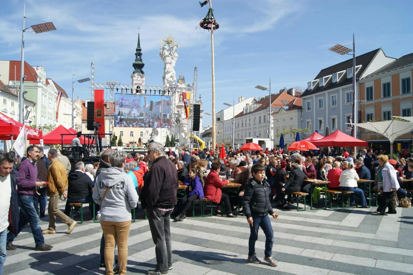 Am Rathausplatz der Landeshauptstadt wurde am Vormittag gefeiert.
