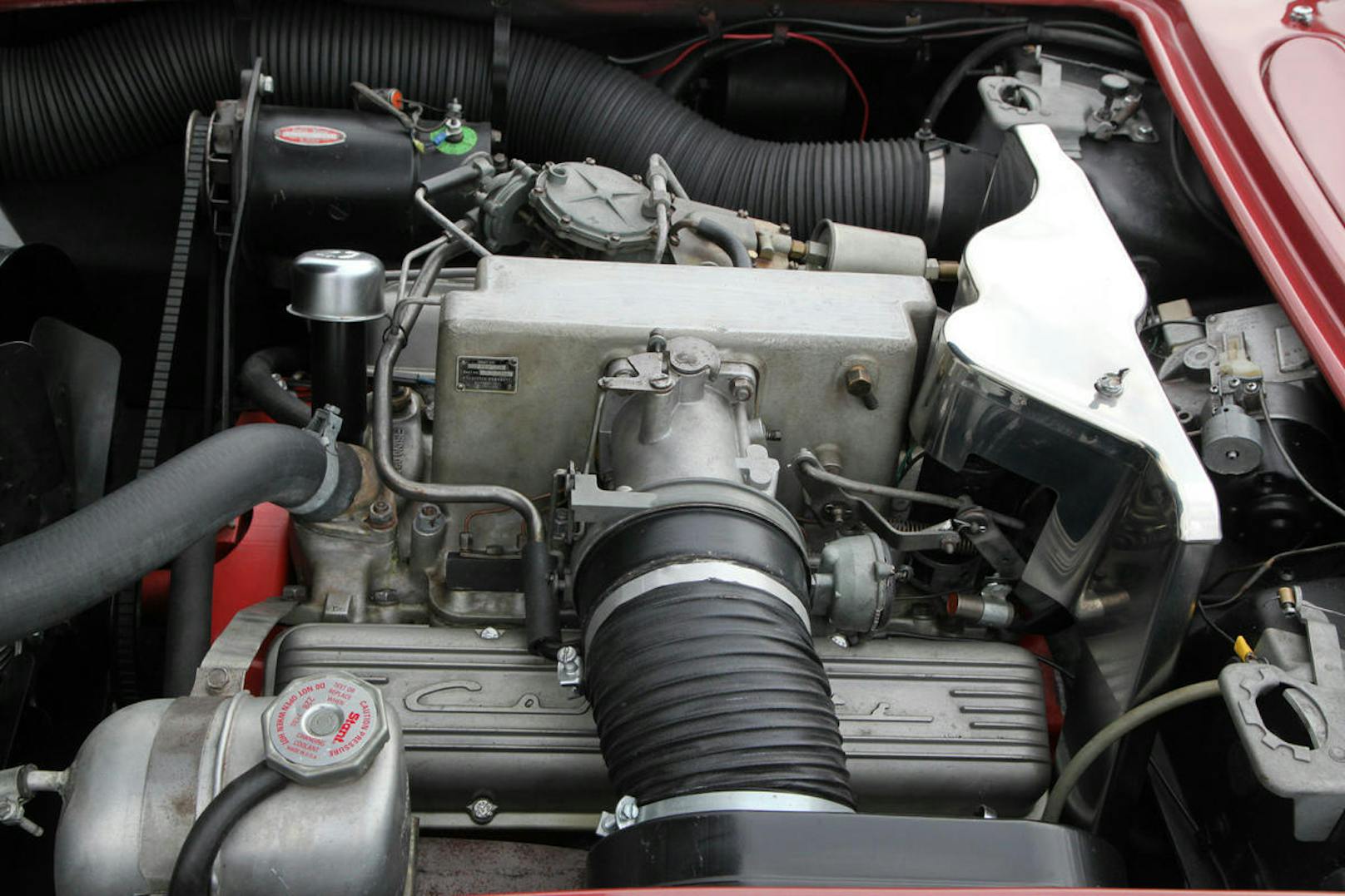 Bereits 1957 erhielt die Corvette eine Rochester-Einspritzung, im Jahr 1962 leistete der V8-Motor sagenhafte 360 SAE-PS.