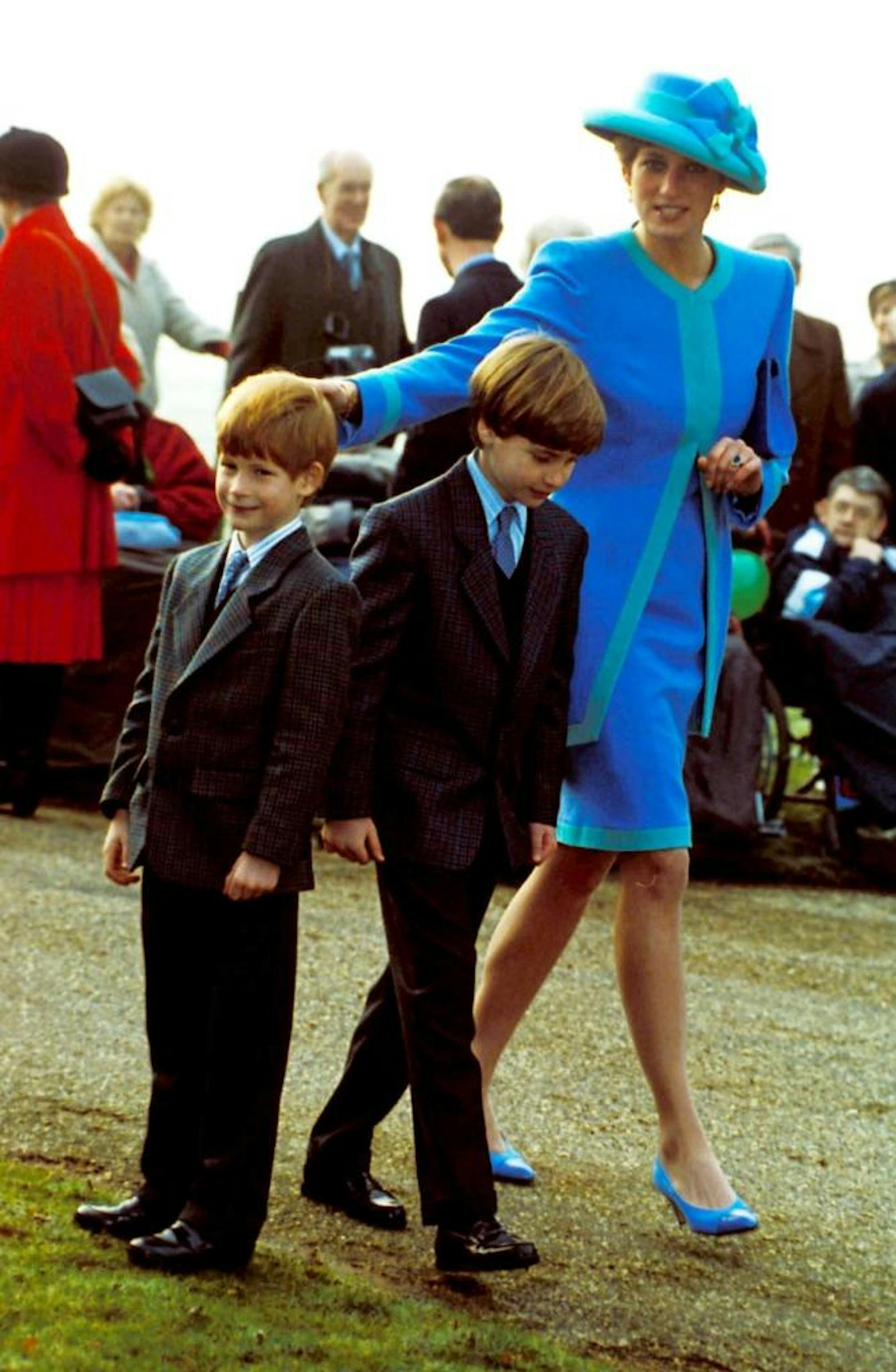 Kirchbesuch in Sandringham: Prinzessin Diana mit ihren Söhnen Harry und William 1991 