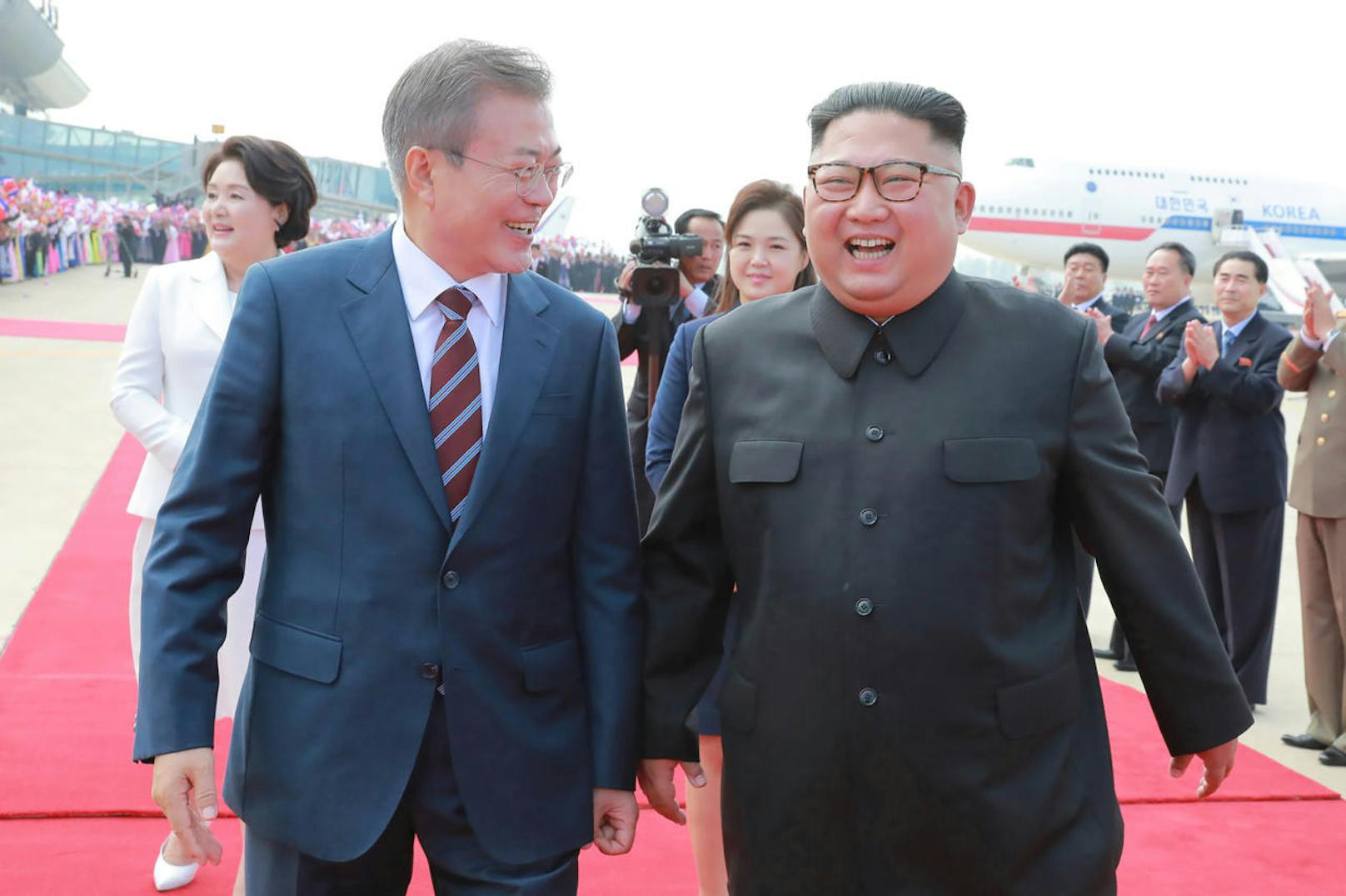Zuvor hatten beide Führer eine gemeinsame Erklärung unterzeichnet. Anschließend unterschrieben auch die beiden Verteidigungsminister ein Abkommen zur Verringerung der Spannungen auf der koreanischen Halbinsel.
