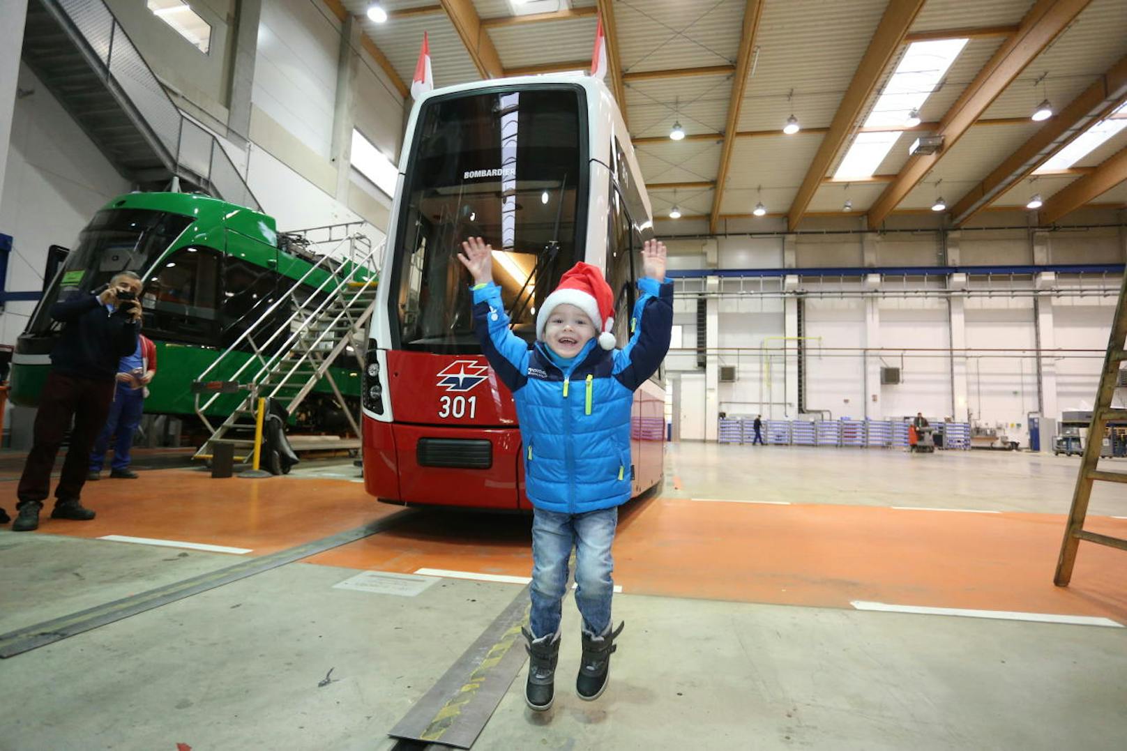 Wiens größter kleiner Öffi-Fan Mateo (4) freut sich im Bombardier-Werk darauf, die neue "Flexity"-Bim in Augenschein zu nehmen.