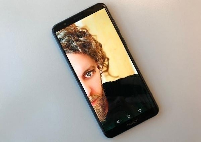 Wie von Huawei (Honors Mutterkonzern) gewohnt, bietet die Selfie-Kamera auch diverse Beauty-Filter. Damit sollte man es jedoch nicht übertreiben. Im Bild: Alle Filter auf höchster Stufe.