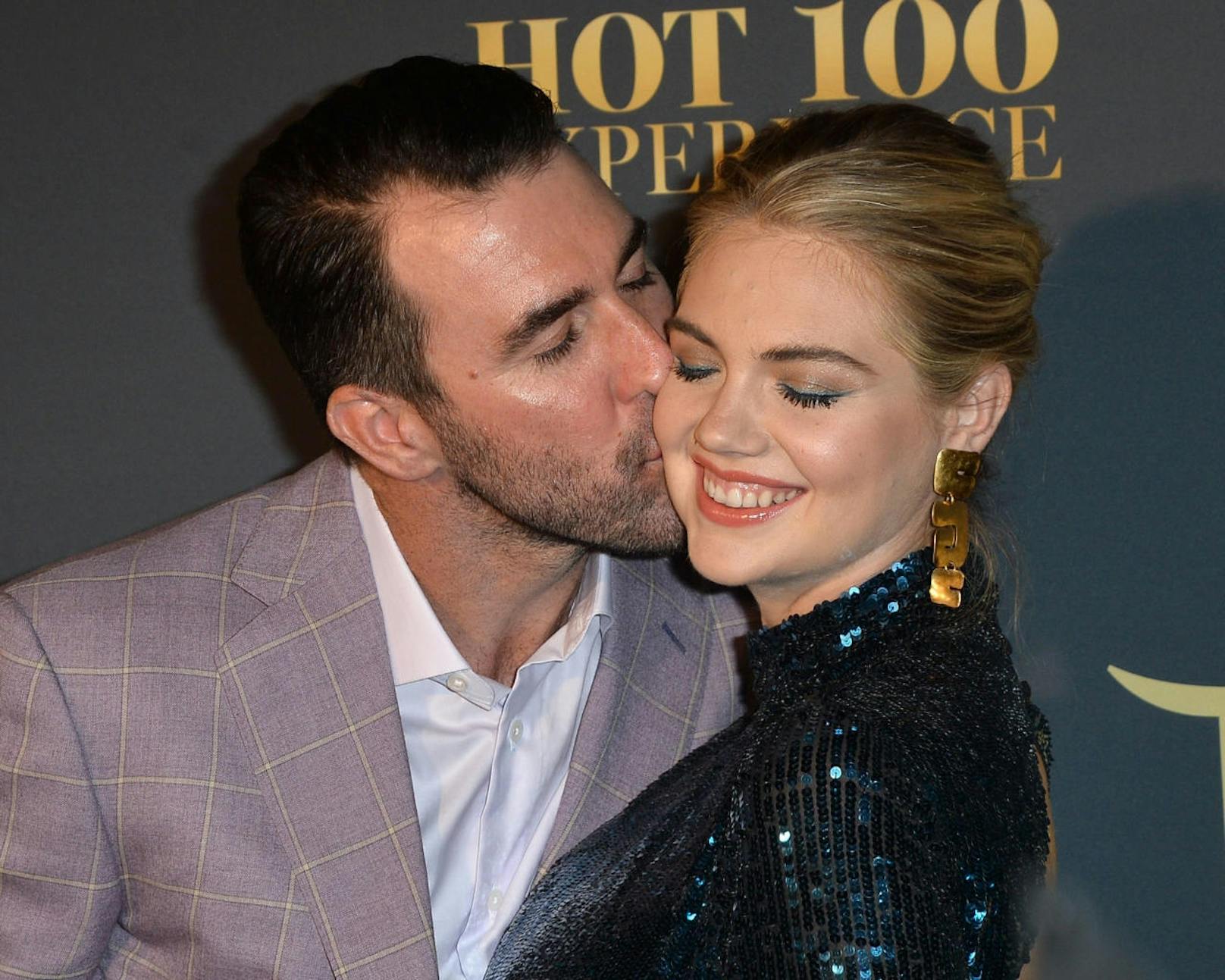 Kate Upton und Justin Verlander erschienen gemeinsam am 21. Juli am Red Carpet der "The Maxim Hot 100 Party". Der baldige Papa zeigte sich schwer verliebt. Seine strahlende Frau stand ihm dabei in nichts nach. 