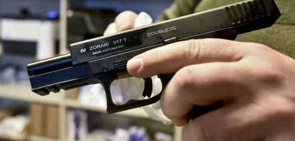 Download von www.picturedesk.com am 16.01.2018 (15:55).  ABD0088_20160115 - WIEN - �STERREICH: THEMENBILD - ZU APA0263 VOM 15.1.2016 - Illustration zum Thema Waffen / Selbstverteidigung / Schreckschusspistole. Im Bild: Ein Waffenh�ndler zeigt am Freitag, 15. J�nner 2016, mit einer Schreckschusspistole des Typs "Zoraki 917-T Kaliber 9mm P.A.K." in einem Waffengesch�ft in Wien (Gestellte Szene). - FOTO: APA/HERBERT NEUBAUER - 20160115_PD2666