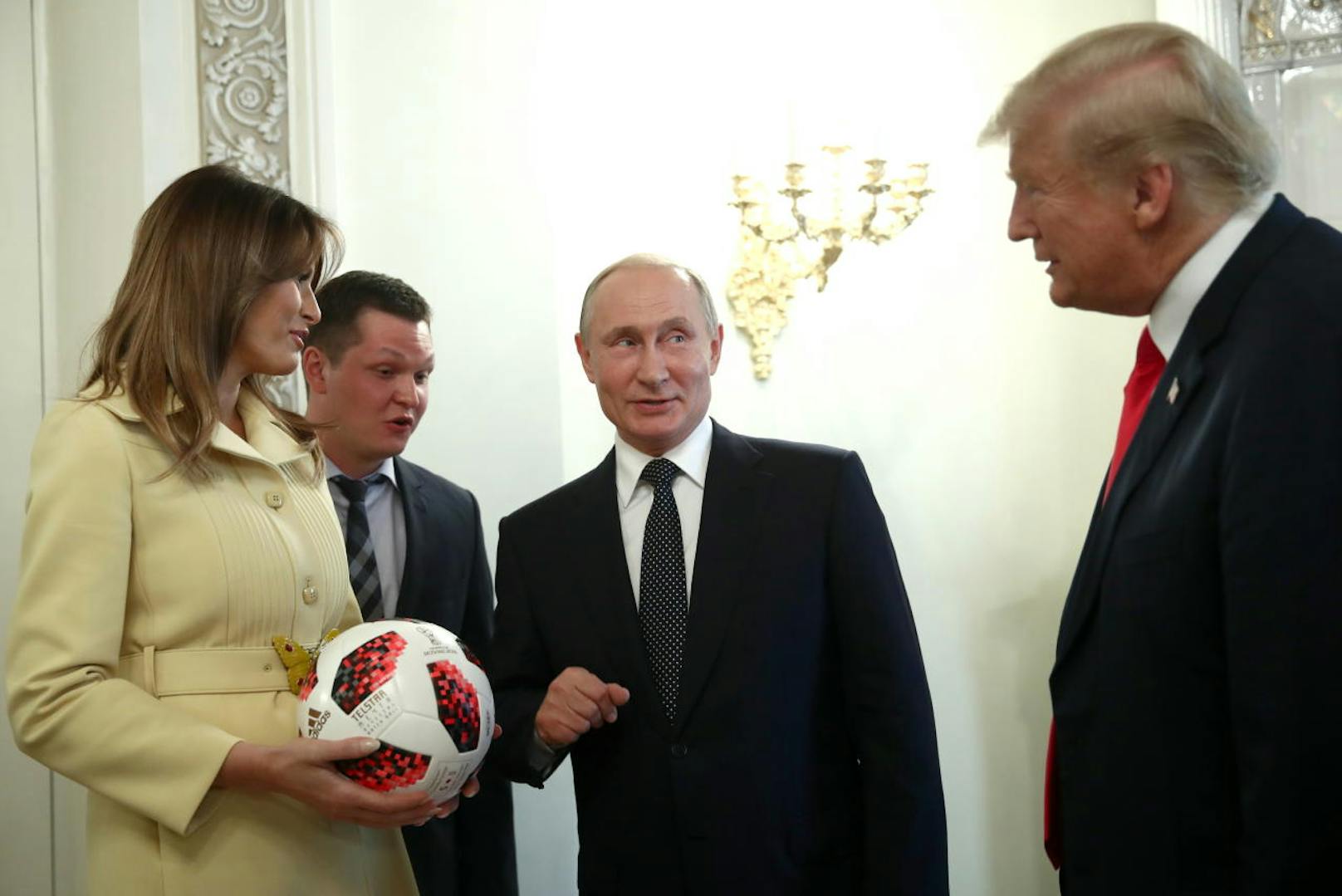 First Lady Melania Trump fing den Fußball gekonnt und behielt ihn bei sich - auch direkt nach der Pressekonferenz.