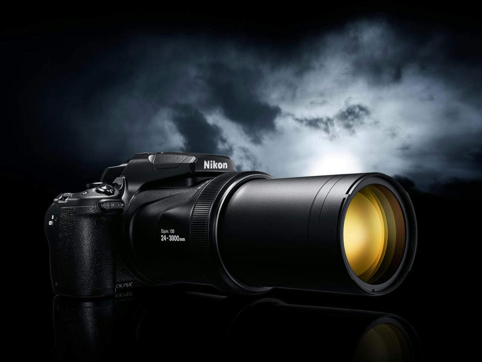 <b>10. Juli 2018:</b> Nikon stellt die neue COOLPIX P1000 vor. Sie verfügt als einzige Kompaktkamera über einen optischen 125-fach-Zoom. Damit können Nutzer Mondlandschaften, Wildtiere und Flugzeuge aus der Ferne fotografieren, die bisher außer Reichweite waren. Der Zoom bietet den größten Brennweitenbereich von 24-3.000 mm. Der 250-fache Dynamic Fine Zoom erweitert zusätzlich die Obergrenze digital auf 6.000 mm. Die COOLPIX P1000 ist voraussichtlich ab Mitte September 2018 um 1.099 Euro im Handel erhältlich.