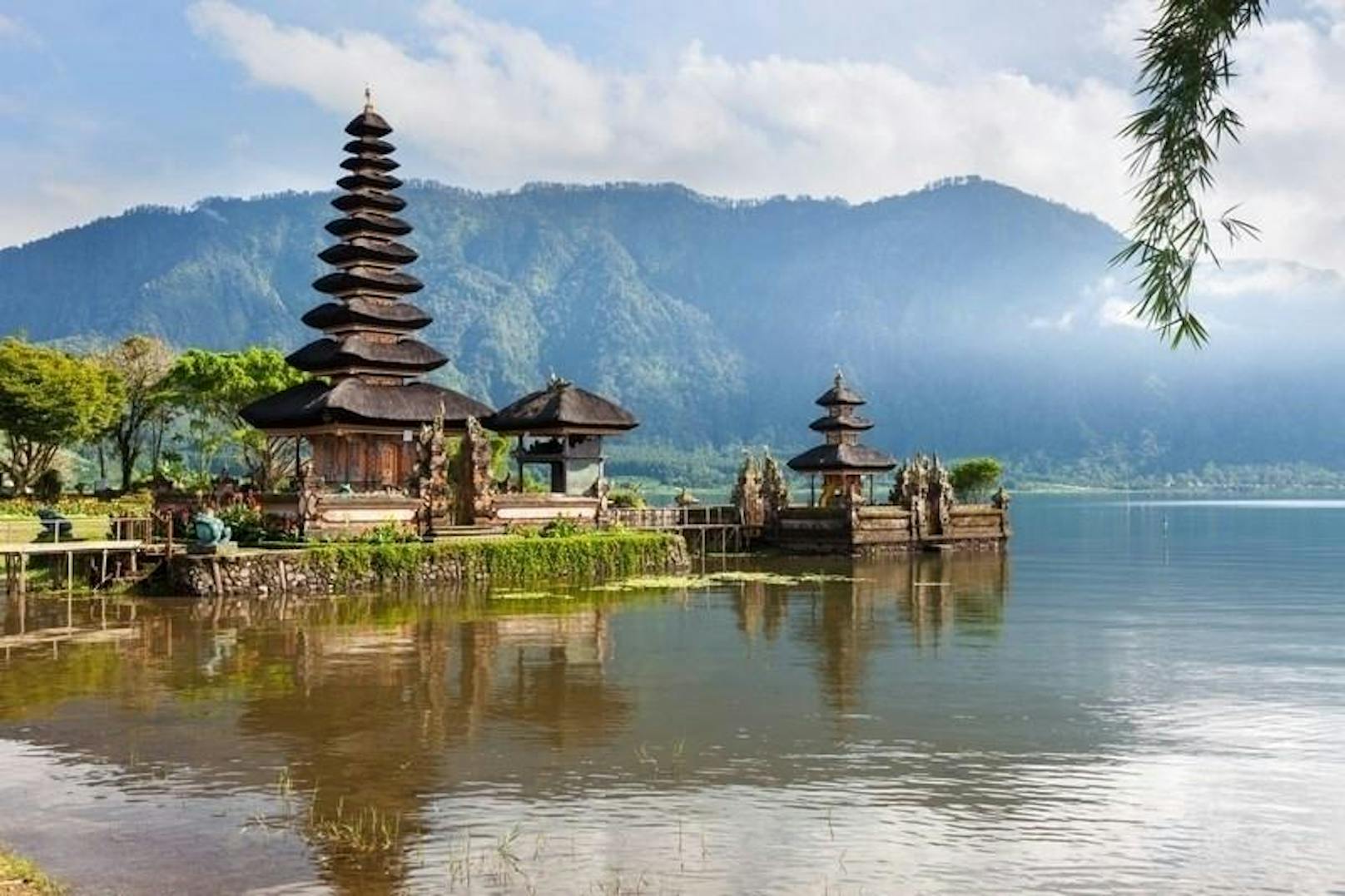 <b>Indonesien</b> ist ein fantastischer, geheimnisvoller Ort. Ihr könnt dort kristallklare Stände genießen, Insel-Hopping betreiben, dichte Wälder sehen und einen Kulturshock erleben, von dem ihr noch lange erzählen könnt. Vom Chaos Jakartas bis zum türkiesen Meer an den Stränden Balis gibt es viel zu entdecken.