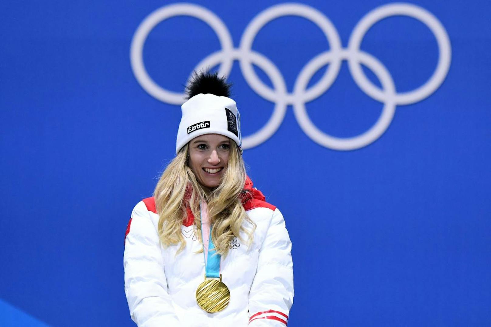 Anna Gasser nimmt ihre Gold-Medaille für den Olympischen Big-Air-Bewerb in Empfang.