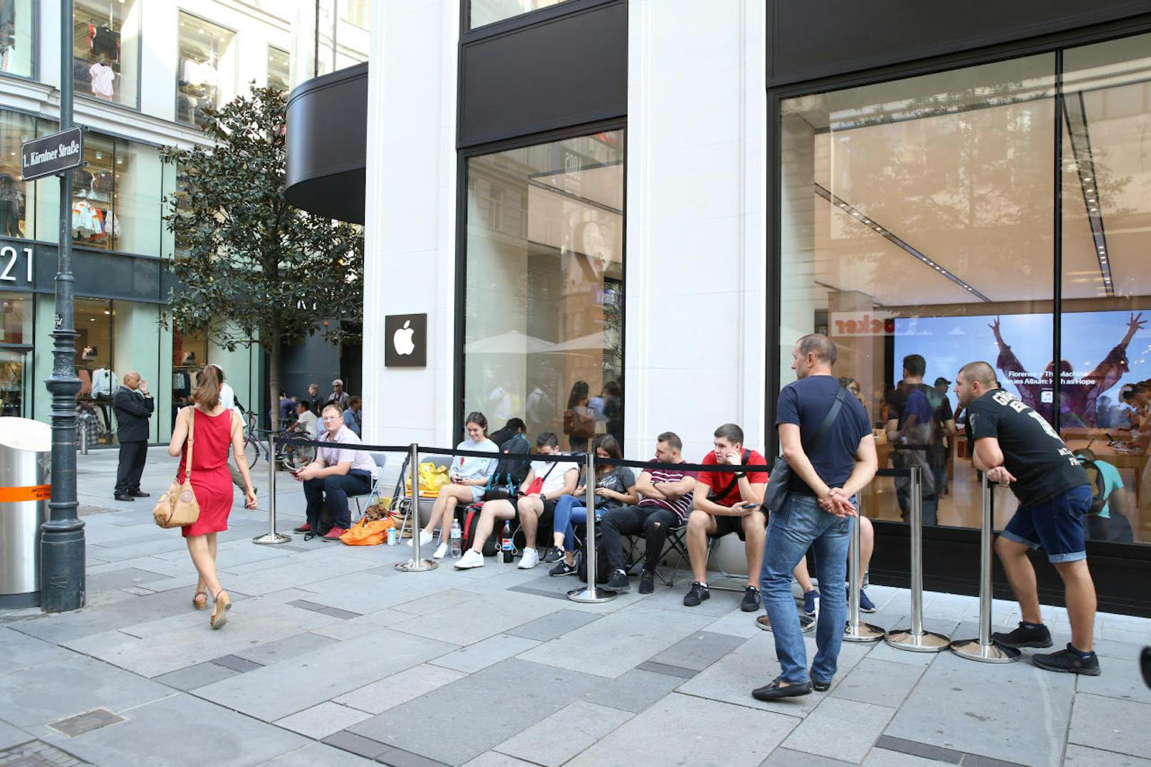 Schon am Donnerstag kampierten mehrere besonders treue iPhone-Fans vor der Apple-Filiale in Wien. 