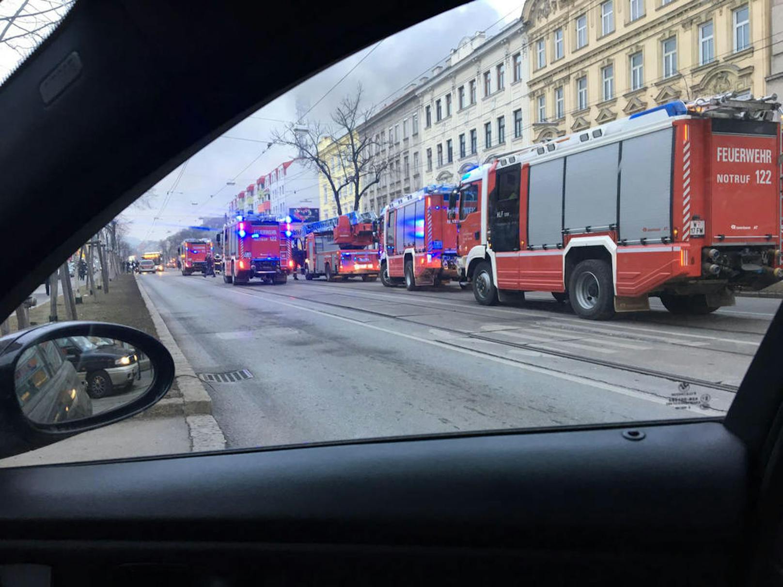 25 Einsatzfahrzeuge der Feuerwehr waren vor Ort