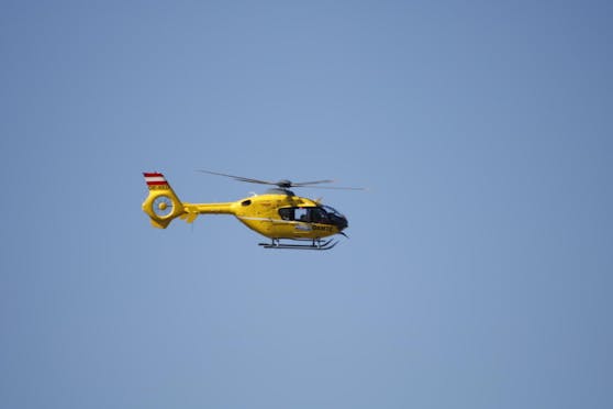 Der Rettungsheli brachte den 49-Jährigen ins Spital nach Linz. Dort erlag er seinen schweren Verletzungen.
