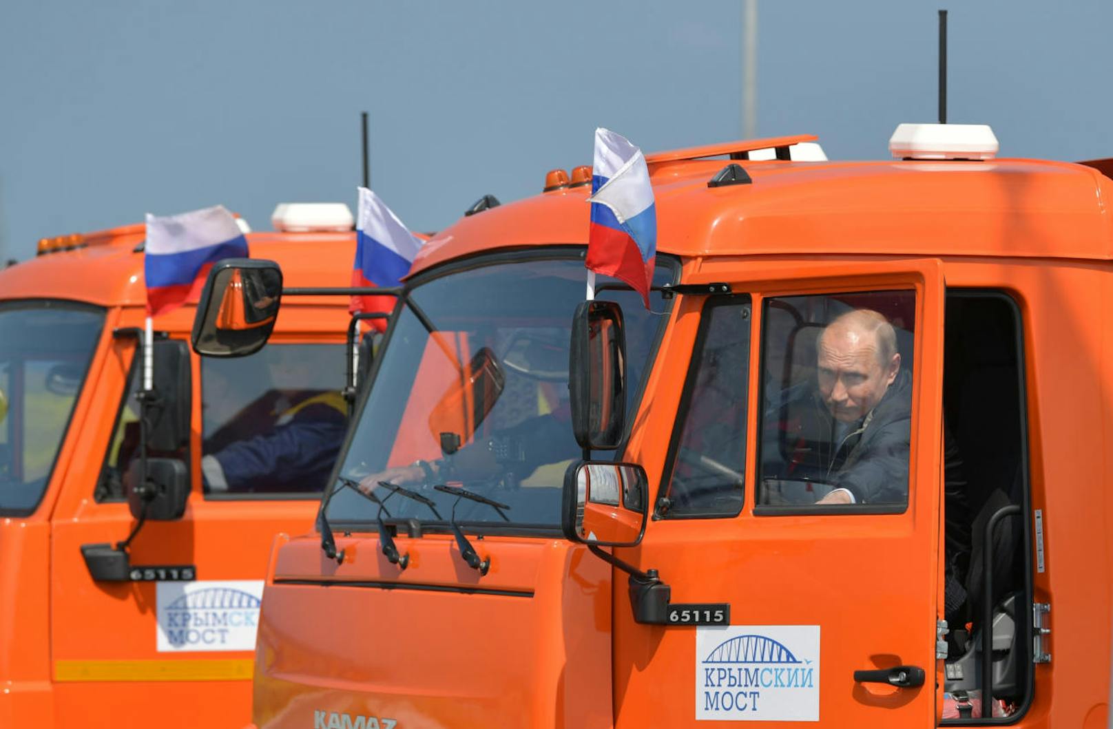 Präsident Putin steuerte bei der Eröffnung der Krim-Brücke einen LKW.