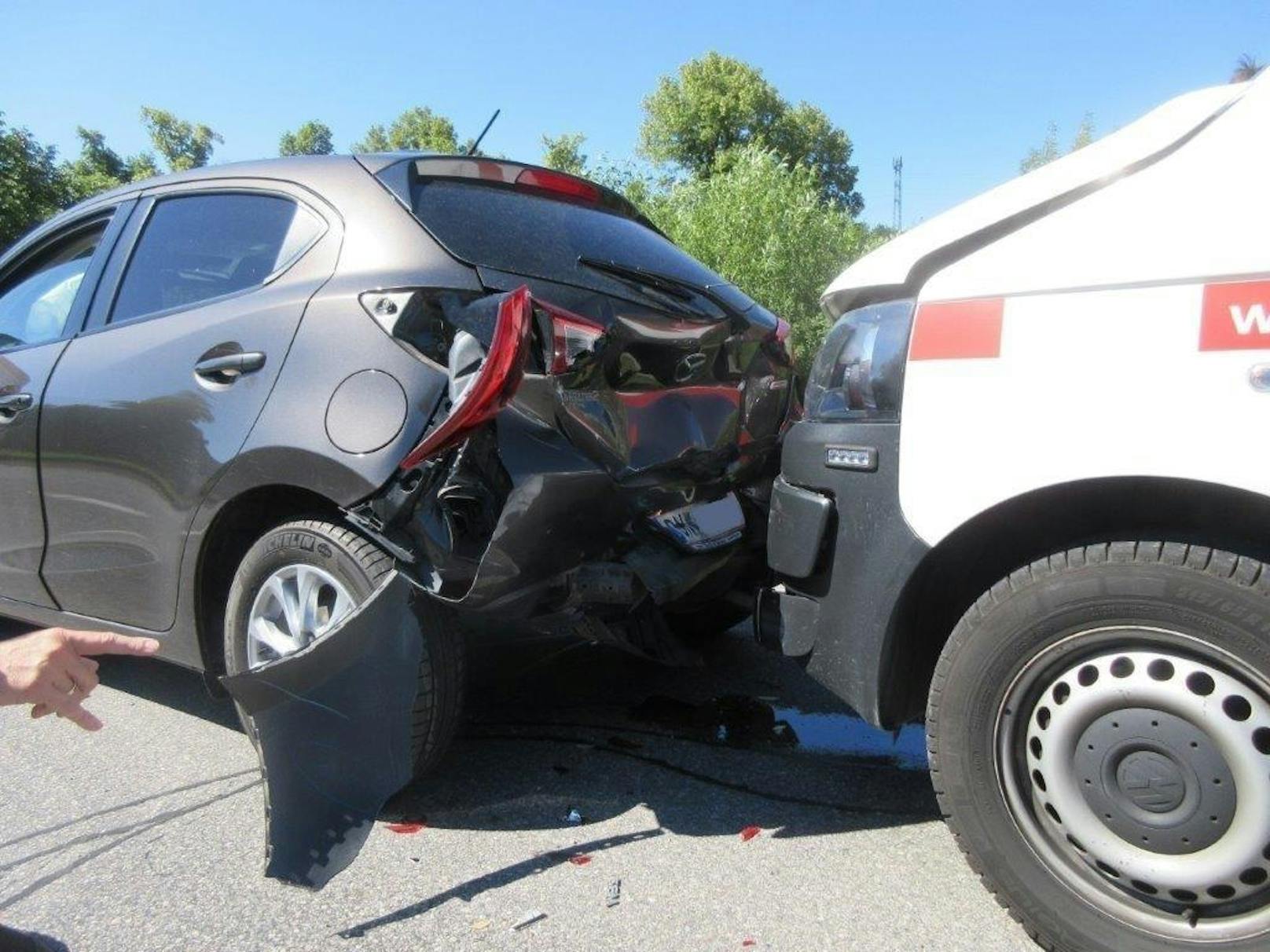 Der Lenker des Rettungsautos konnte nicht mehr rechtzeitig bremsen.