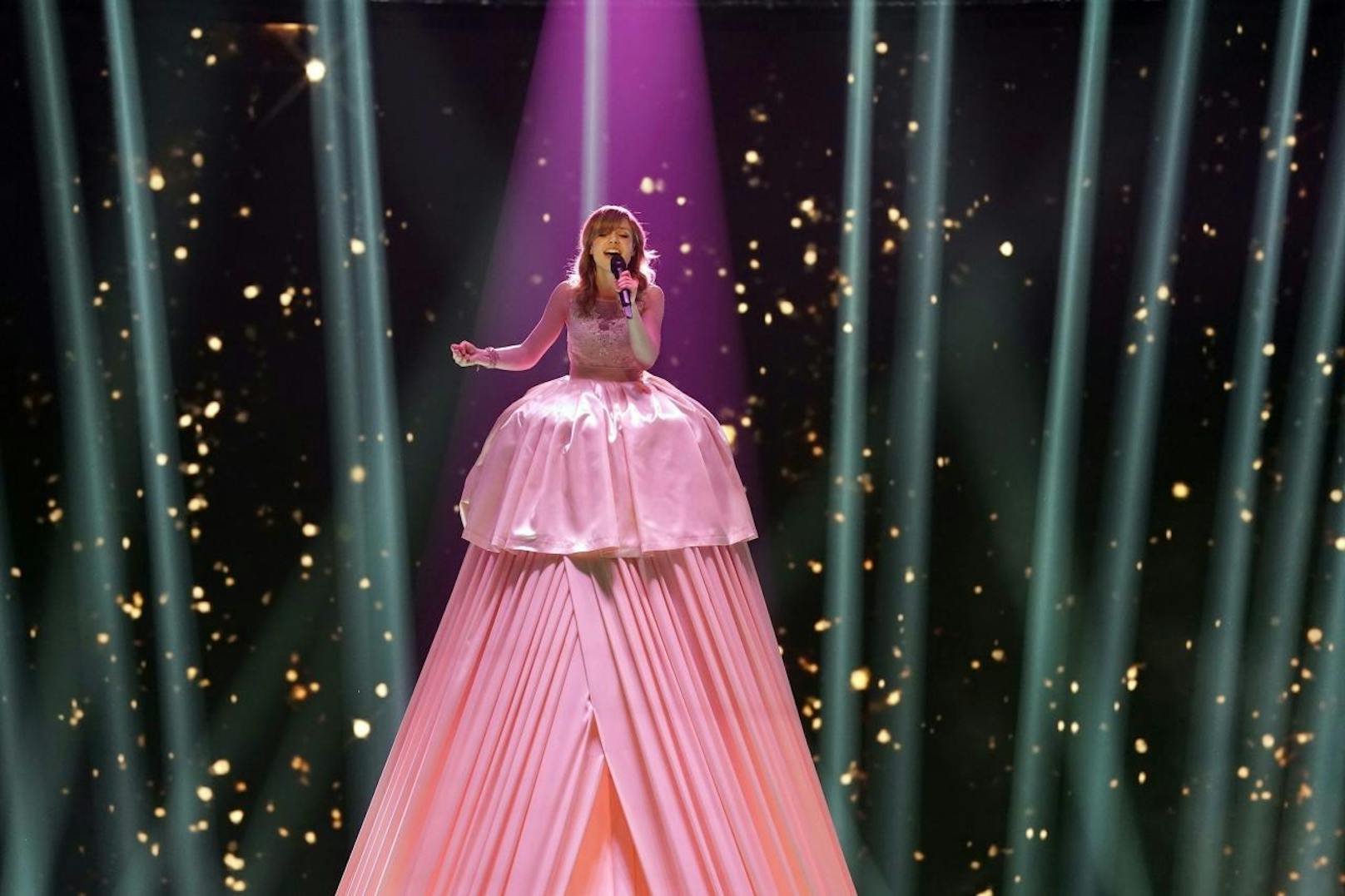Für diesen Auftritt trug sie ein gigantisches, rosafarbenes Kleid