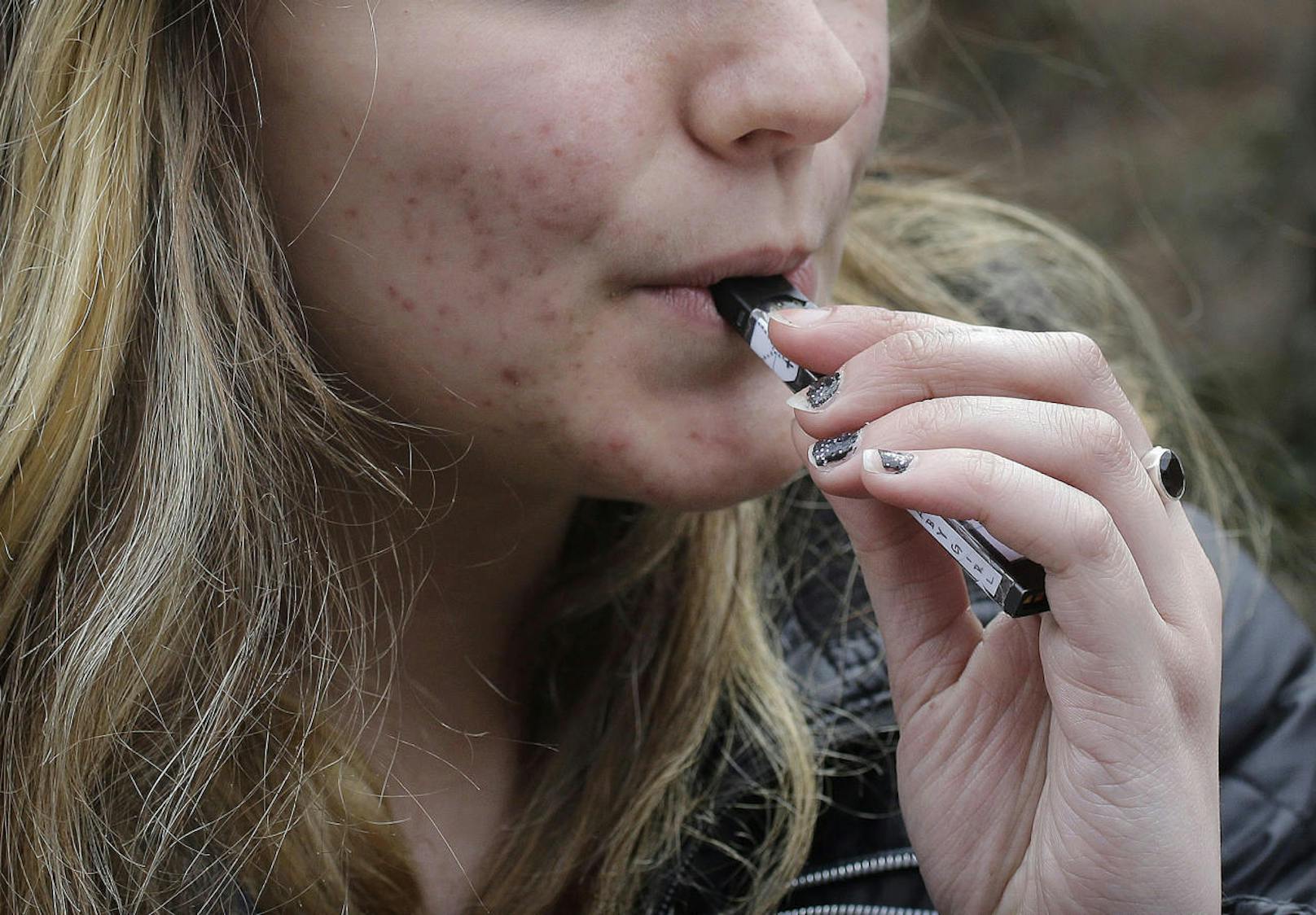 Die E-Zigarette Juul ist bei Teenagern in den USA extrem populär - obwohl sie eigentlich gar nicht für diese gedacht ist, sondern erwachsenen Rauchern beim Aufgeben ihres Lasters helfen soll.