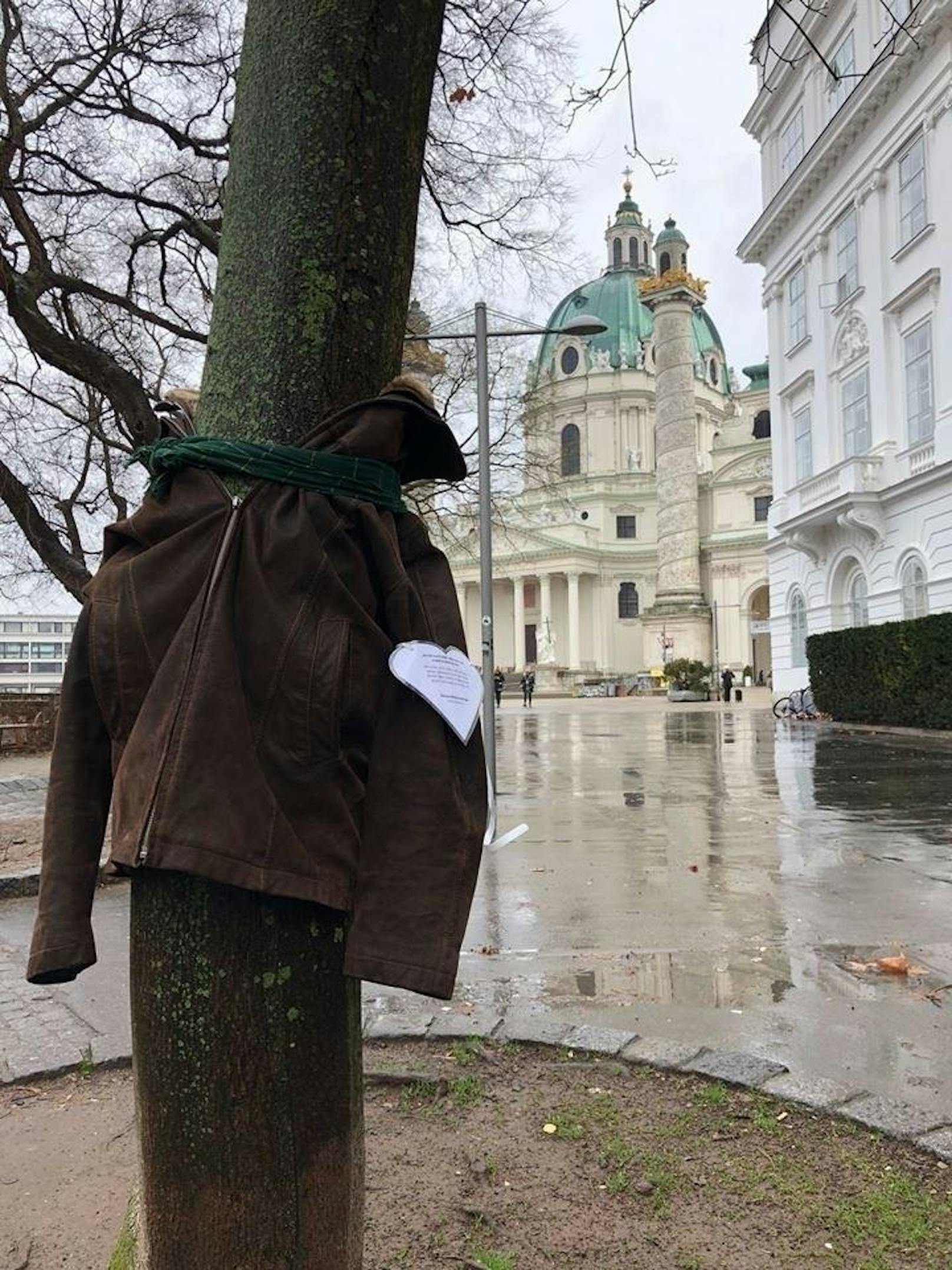 In Bulgarien und in der Türkei begannen bereits  im Dezember 2017 Menschen Winterjacken, Schals, Hauben, Socken und aufmunternde Botschaften auf Bäume zu hängen...