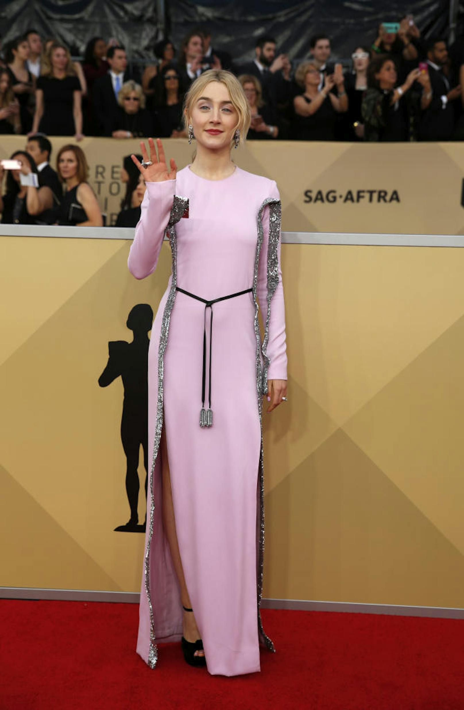 <b>Saoirse Ronan</b> kam in Rosa aus dem Hause Louis Vuitton.