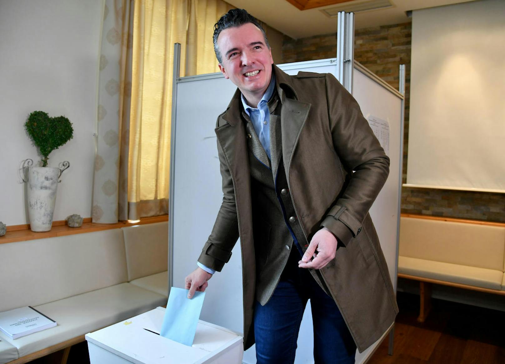 FPÖ-Spitzenkandidat Gernot Darmann im Rahmen seiner Stimmabgabe zur Landtagswahl in Kärnten am Sonntag, 4. Februar 2018, in Klagenfurt.