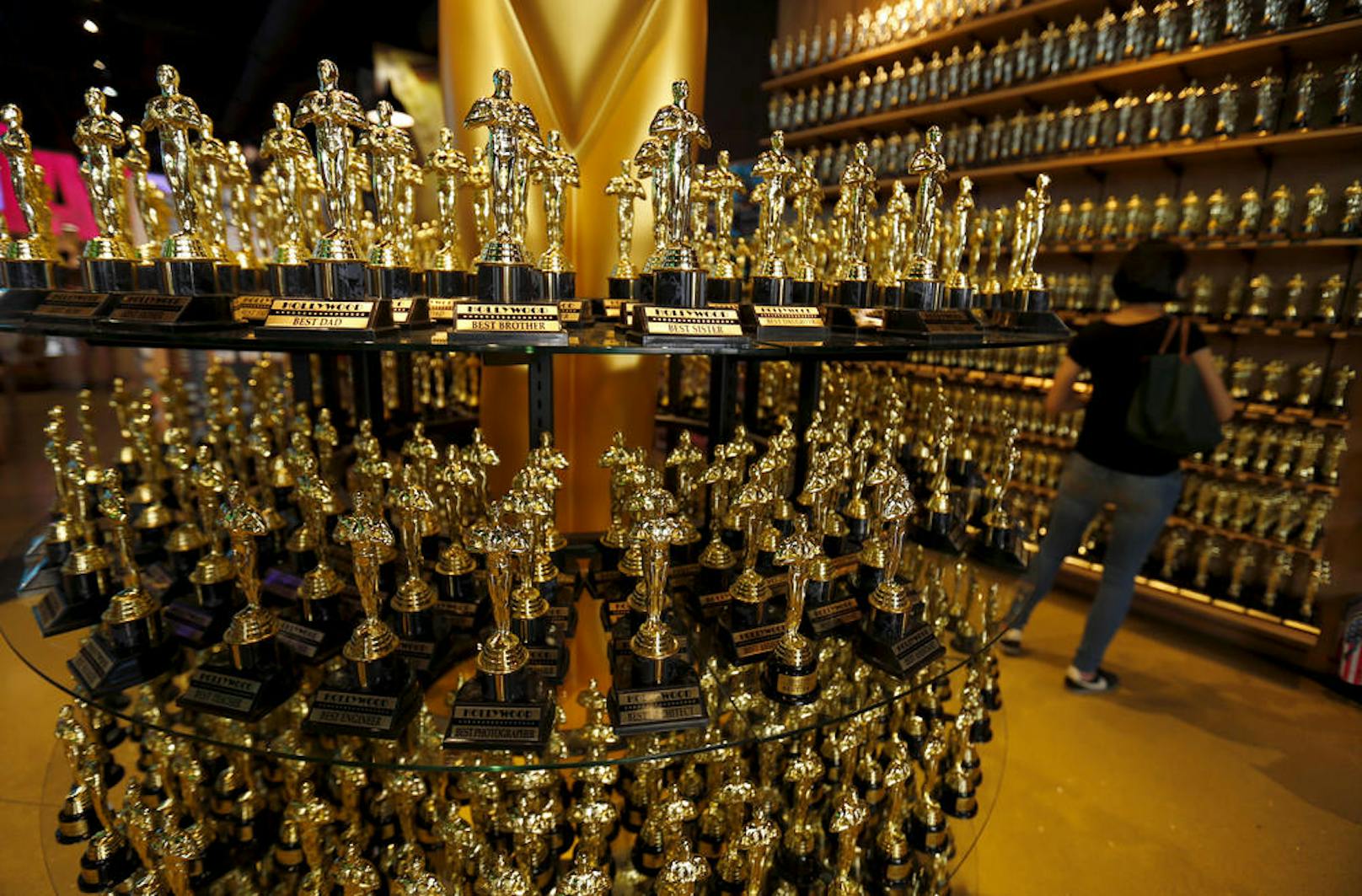 Die Preisträger müssen sich dazu verpflichten, dass weder sie noch ihre Erben ihre Oscars verkaufen, ohne sie vorher der Academy für den Preis von einem US-Dollar angeboten zu haben. Wer die Unterschrift verweigert, bekommt keinen Oscar ausgehändigt.