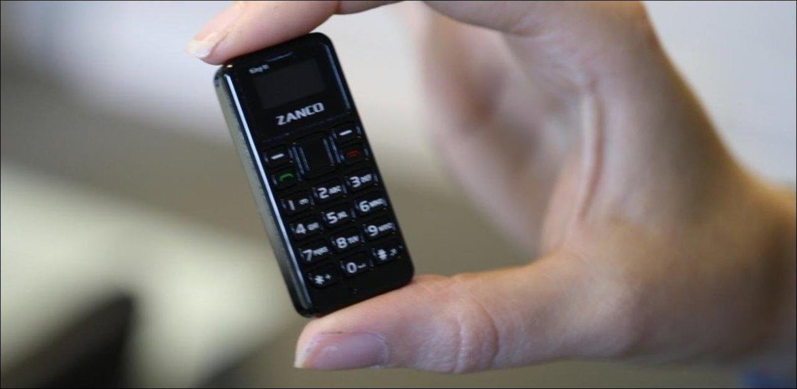 Geht es noch kleiner? Diese Frage hat sich wohl Zanco gestellt. Und mit dem Tiny T1 gleich die Antwort geliefert. Das Gerät ist laut den Angaben des Herstellers das bisher kleinste verfügbare Mobiltelefon. Mit einer Länge von 46,7 Millimetern ist das Handy kleiner als der Daumen einer erwachsenen Person und wiegt lediglich 13 Gramm. Das Gerät verfügt über ein 0,49 Zoll großes OLED-Display mit einer Auflösung von 64 x 32 Pixeln. Auf dem Gerät können bis zu 300 Telefonnummern und 50 SMS gespeichert werden. Einziger Haken: Das Tiny T1 verbindet sich mit dem 2G-Netz.
