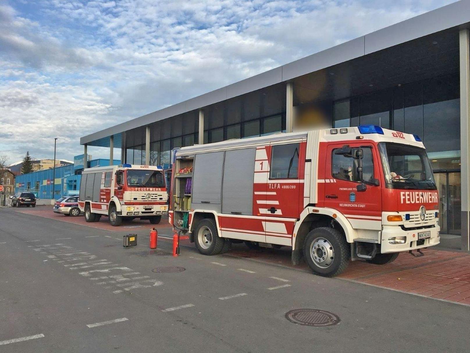 Kurz vor 7 Uhr ging ein automatischer Brandmeldealarm eines Supermarktes im Neunkirchner Stadtgebiet in der Bezirksalarmzentrale Neunkirchen ein. 