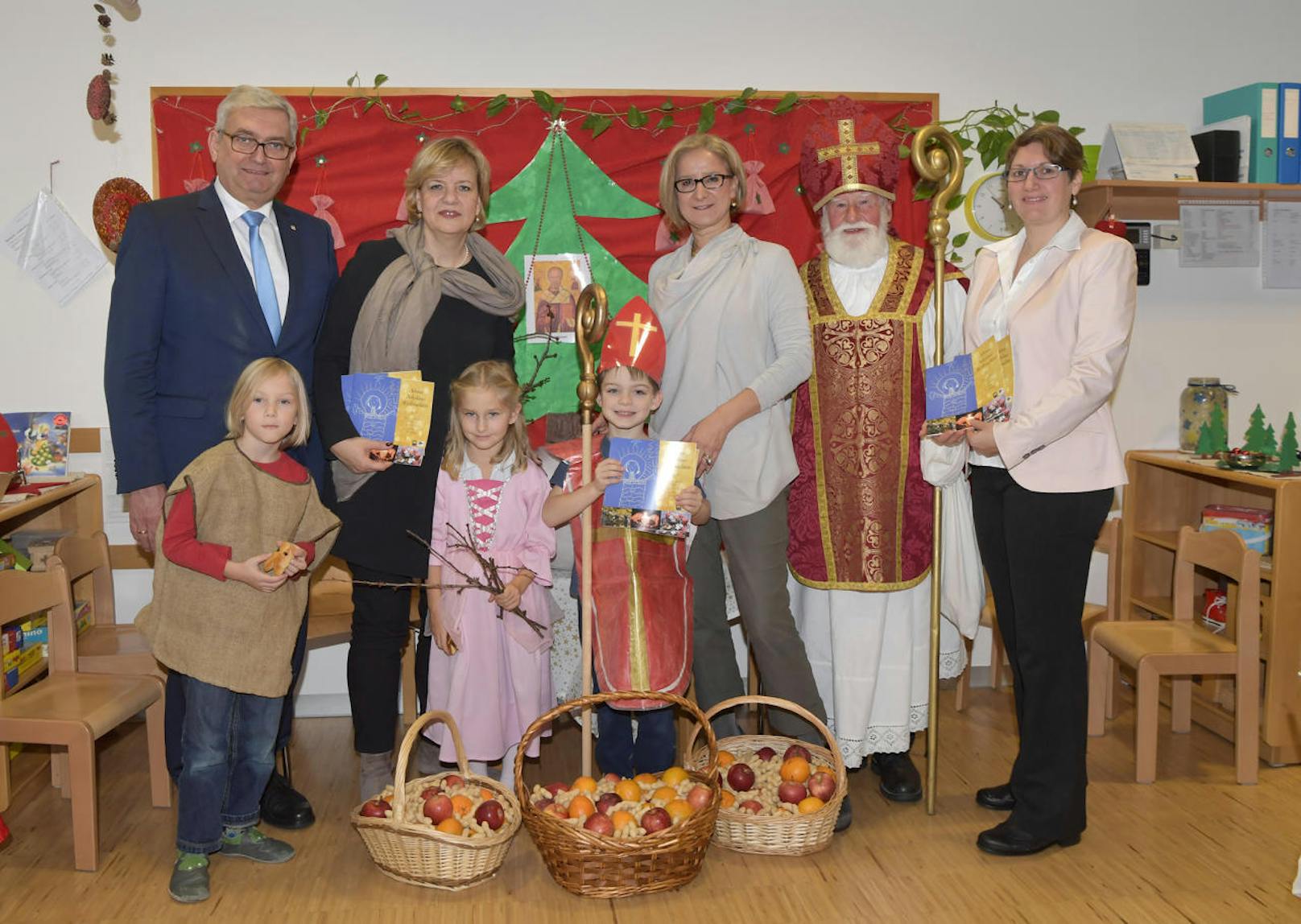 Landesrätin Barbara Schwarz, Landeschefin Johanna Mikl-Leitner und Gemeindebund-Chef Alfred Riedl präsentierten die neue Advent-Broschüre.