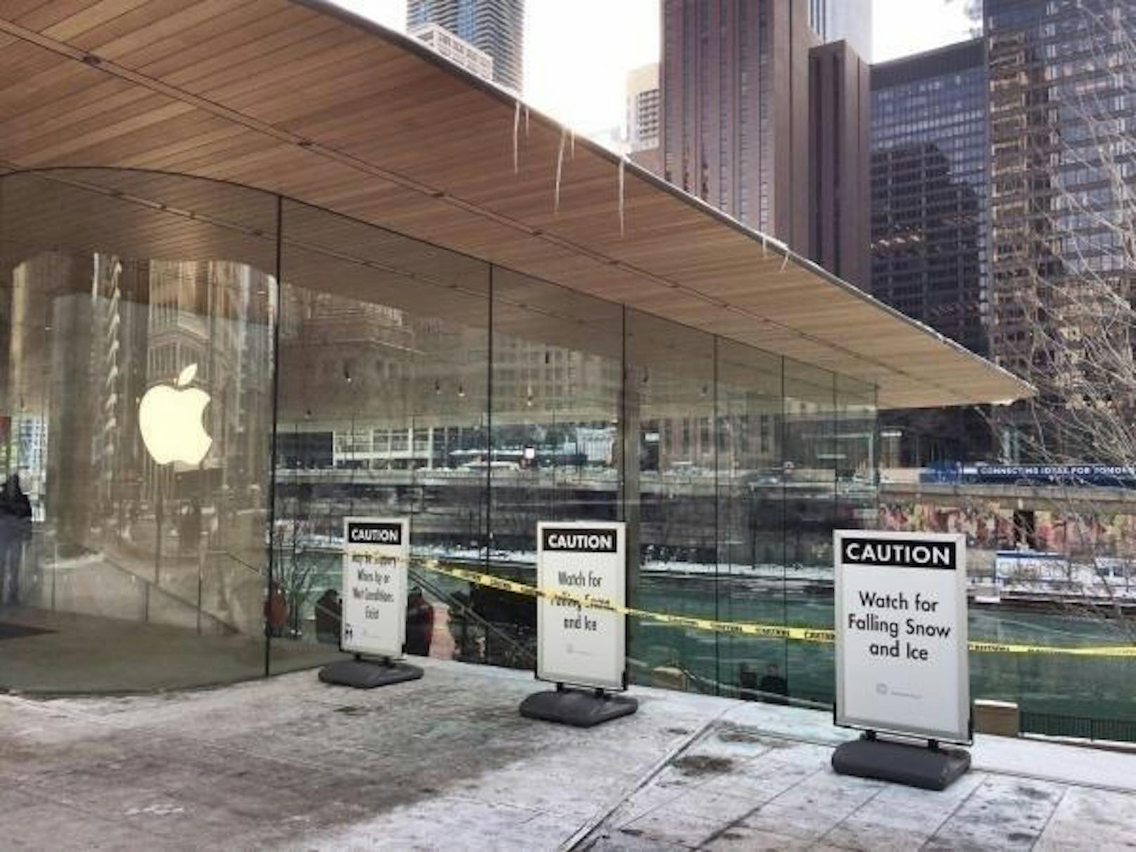 Apple hat im Oktober 2017 in Chicago einen neuen Store eröffnet. Der Verkaufsladen hat eine riesige Glasfront und ein Flachdach. Allerdings bildeten sich daran wegen der tiefen Temperaturen Eiszapfen, weshalb aus Sicherheitsgründen Teile des Innenhofs abgesperrt werden mussten. Ein Sprecher des Unternehmens erklärte gegenüber der "Chicago Tribune", dass das Dach über ein Heizsystem verfüge und die entsprechende Software über ein Update angepasst worden sei.